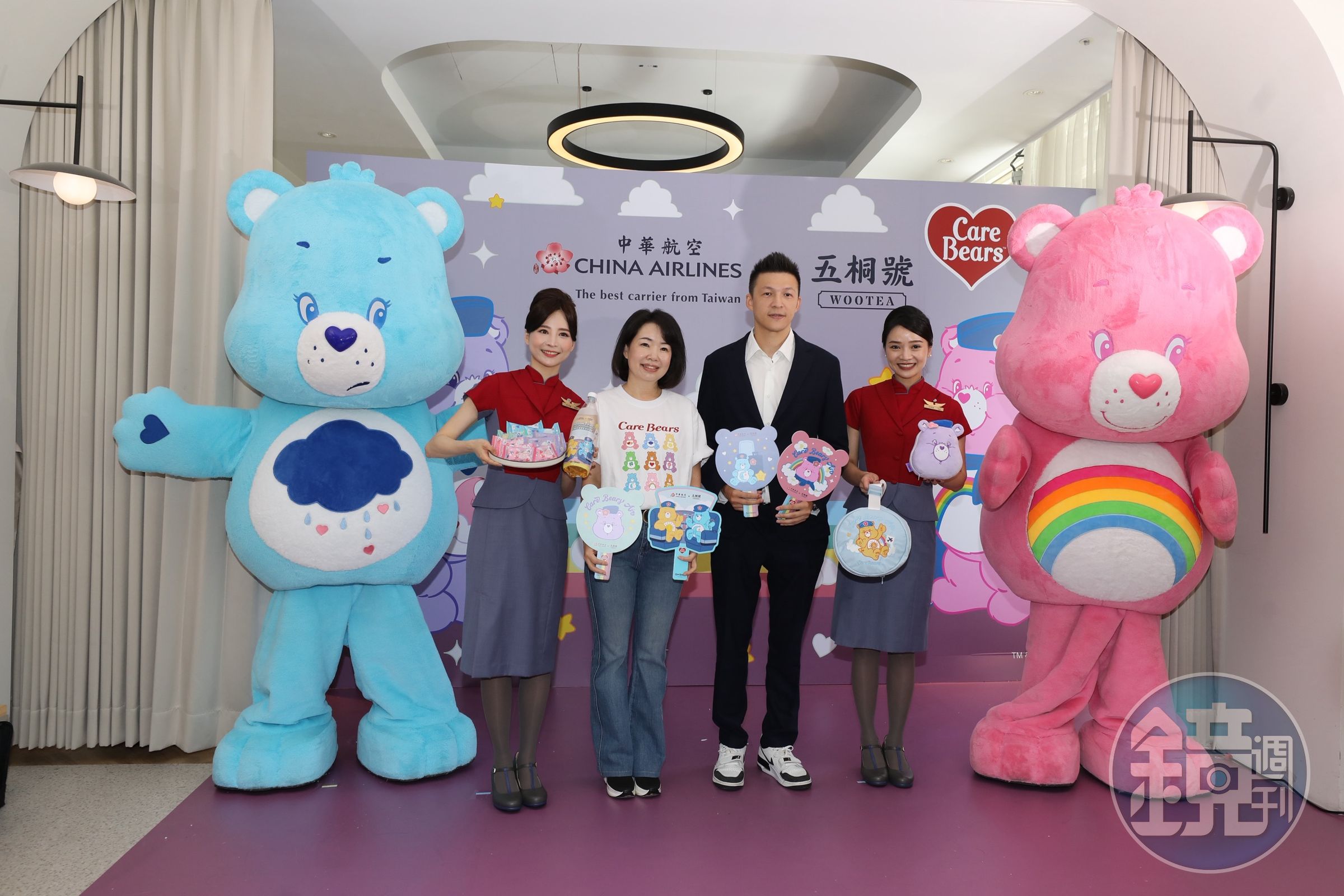 圖中兩隻比人還高大的Care Bears愛心小熊,特別從美國空運來台。