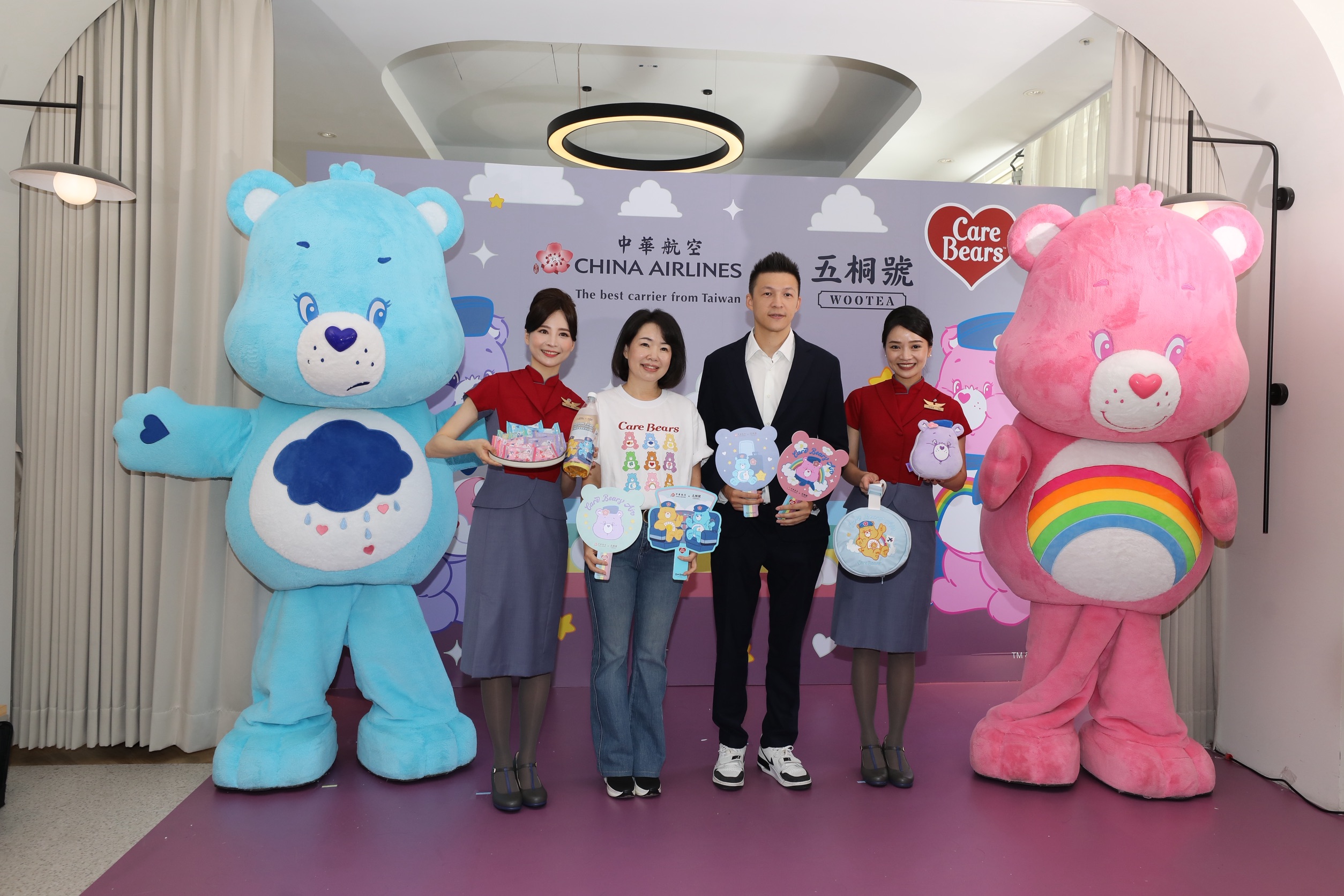 圖中兩隻比人還高大的Care Bears愛心小熊，特別從美國空運來台。