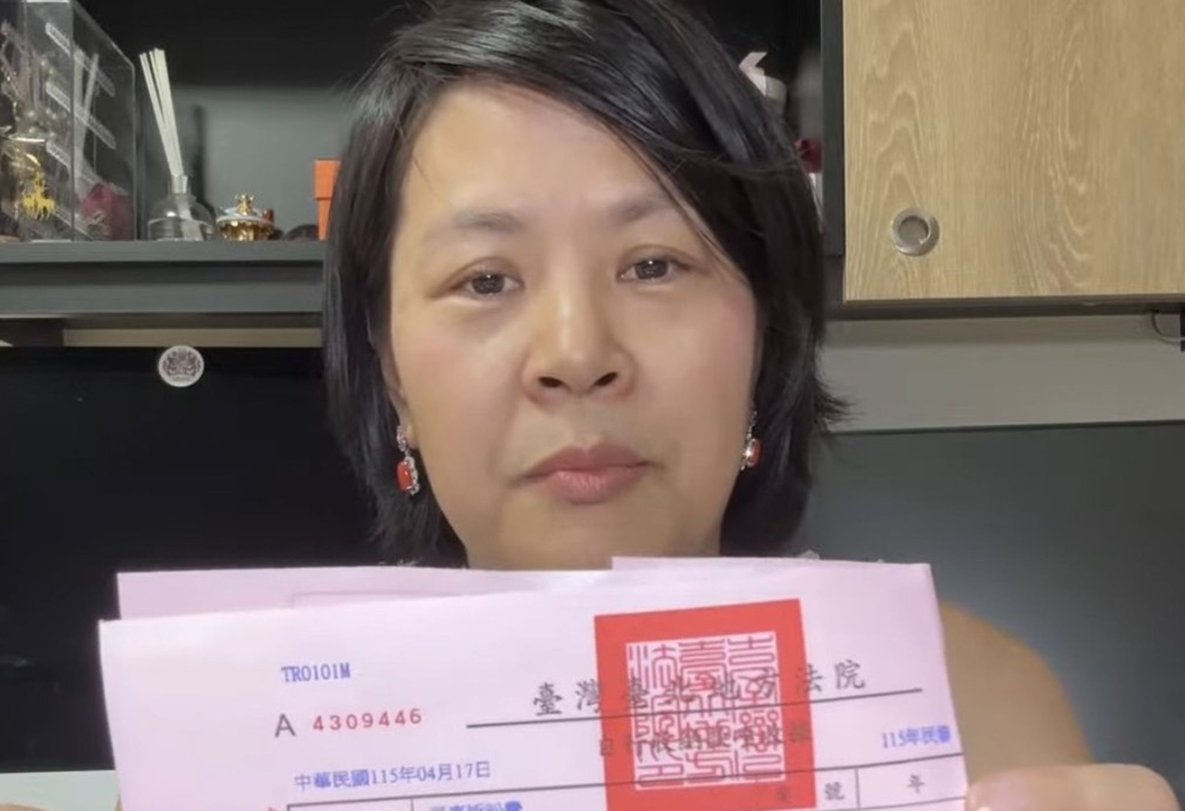 遭民眾黨開除黨籍、並喪失立委資格的李貞秀,今(19日)深夜直播,並表示將循之前馬王政爭時假處分模式,力拚恢復立委職務。(翻攝自《李貞秀 貞人真事》YT頻道)