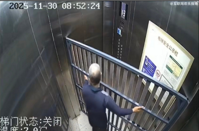 中國一名老伯將鐵架強塞進電梯裡，沒想到受困電梯內。（翻攝微博）