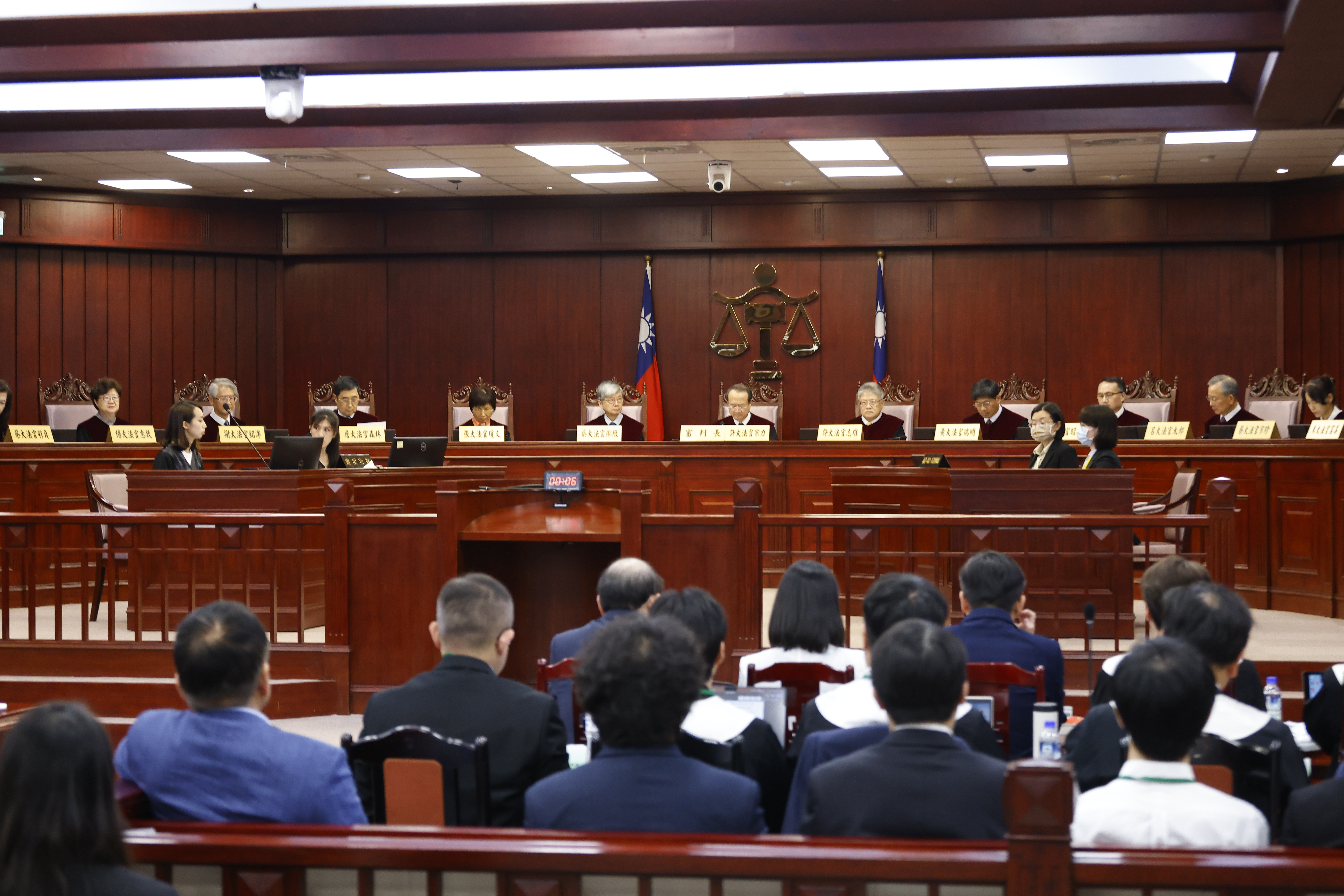 憲法法庭今針對國會職權行使法及藐視國會罪違憲爭議開庭審理是否暫時處分。