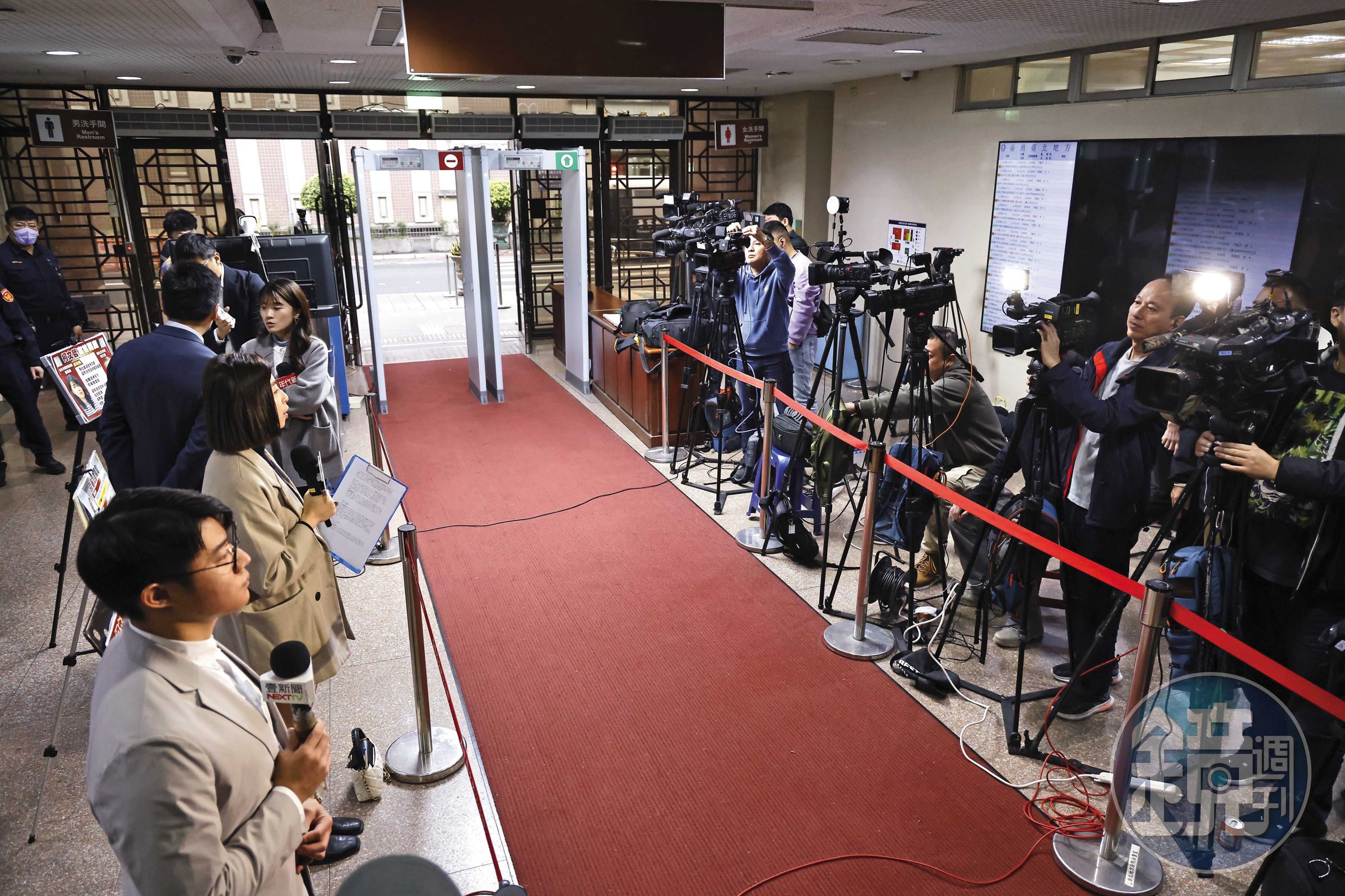 陳水扁認為,「媒體」與「司法」是新興民主國家的2大難題,司法這塊儘管仍有顏色,但總統的手絕不能伸進去。
