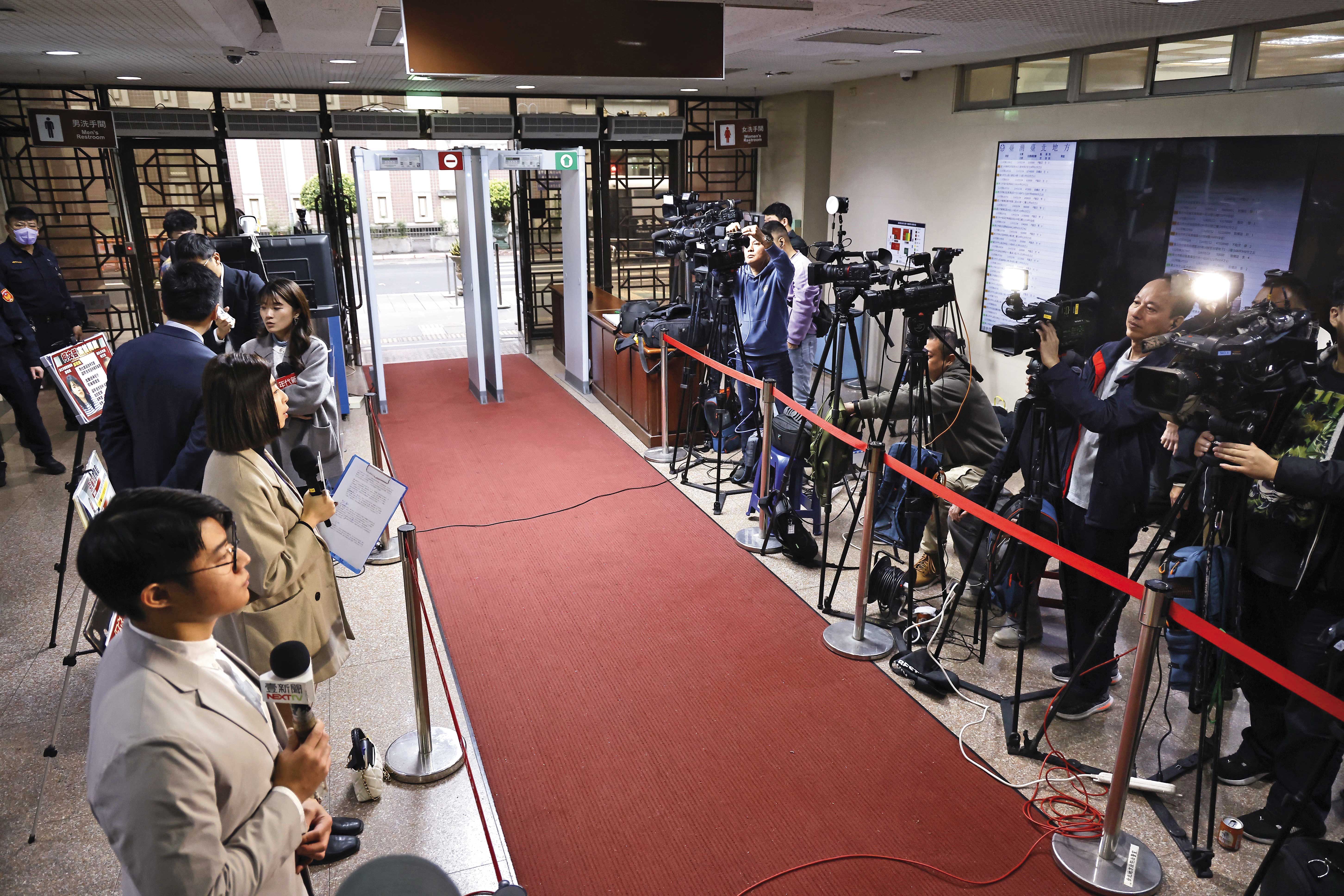 陳水扁認為,「媒體」與「司法」是新興民主國家的2大難題,司法這塊儘管仍有顏色,但總統的手絕不能伸進去。