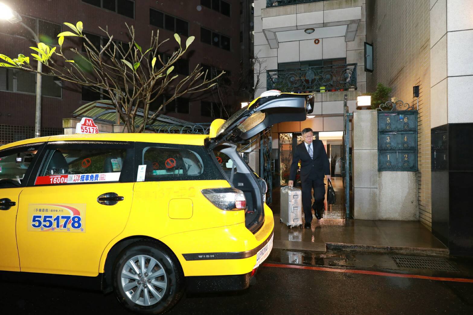 柯文哲又被爆過去申報的錢，至少130筆幽靈計程車費。圖非當事計程車。（翻攝柯文哲臉書）