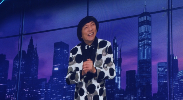 以AI科技再現舞台的豬哥亮神情生動，紀錄片中也透過AI「召喚」他獻聲。（高流提供）