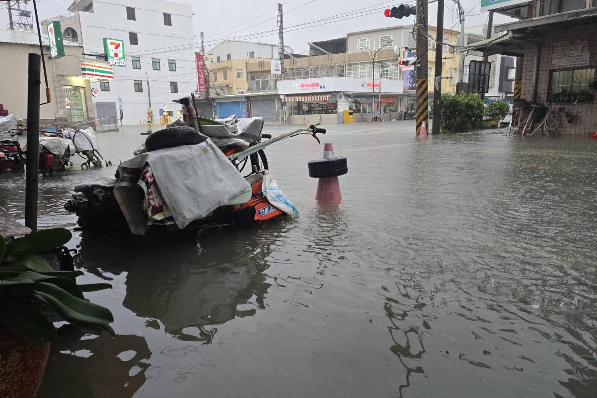 嘉義縣及南高屏等4縣市，宣布明日停班停課。（翻攝自蔡易餘 家己人 臉書）