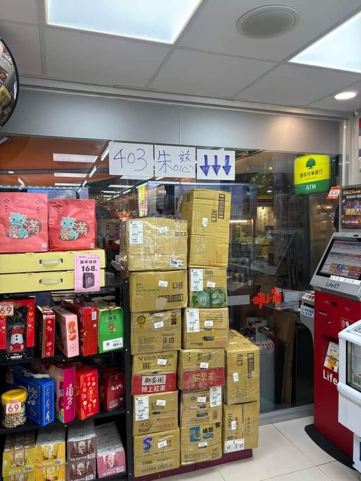 有同一位消費者在網路購買非常大量的商品,取貨物件在超商內還堆成一座小山。(翻攝自爆廢公社)