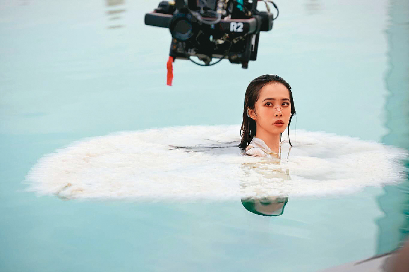 遠赴杜拜拍新歌〈Fish Love〉，首場戲就整個人泡進水裡，白色華服吸水後很沉重，增加拍攝難度。（翻攝自蔡依林IG)