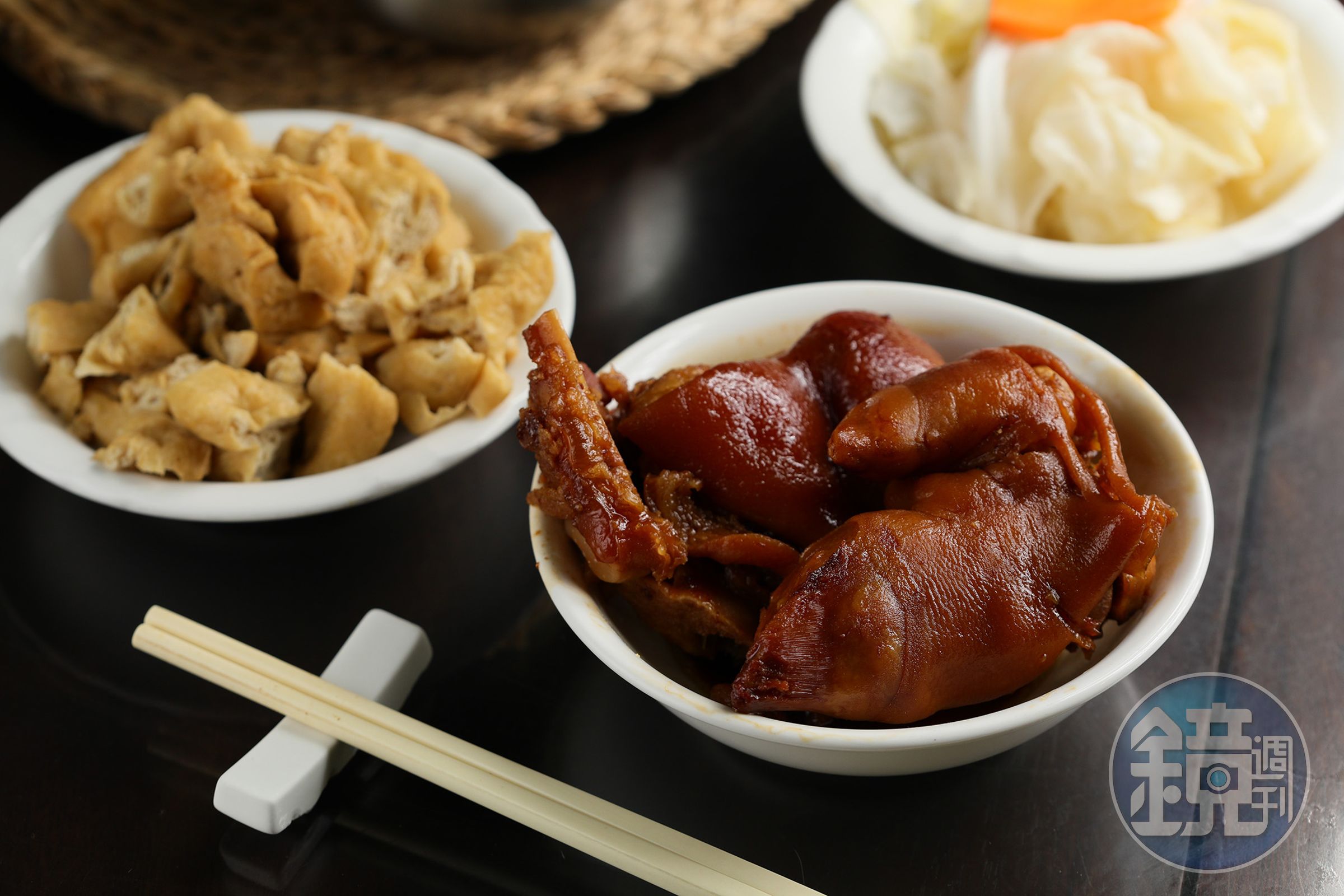 老客人來史記吃麵，必定要點「冰糖豬腳」（前，120元／份）、「熱花干」（左後，40元／份）、「四川泡菜」（右後，50元／份）一起享用才滿足。