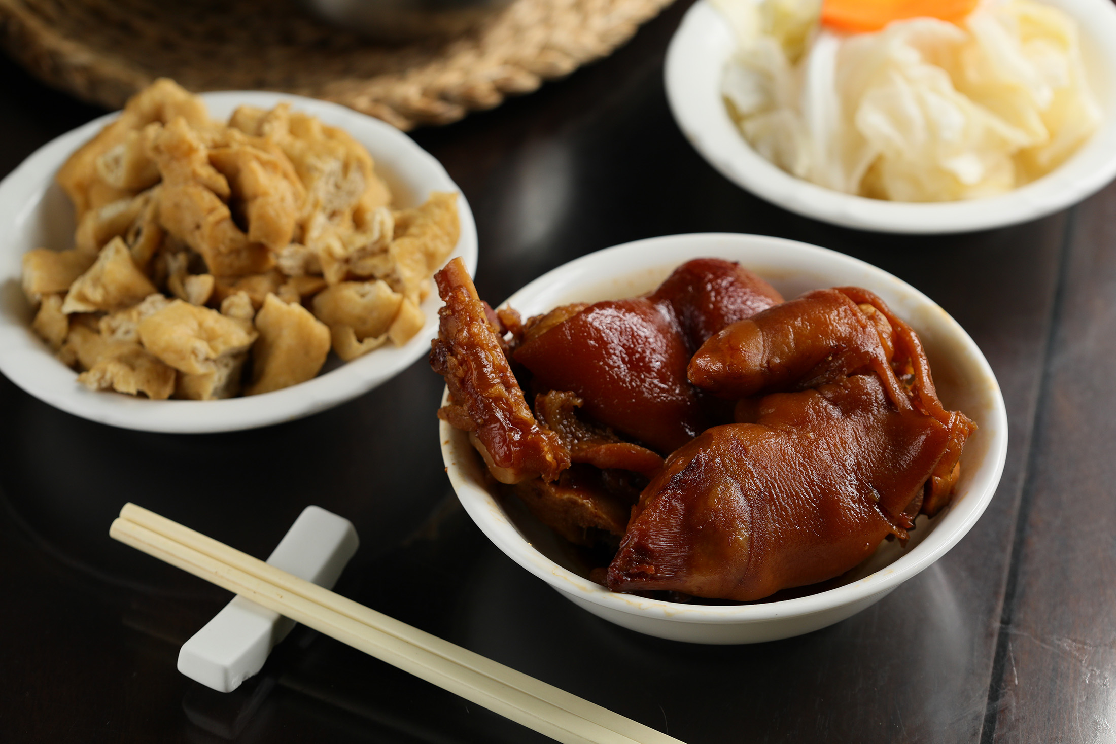 老客人來史記吃麵，必定要點「冰糖豬腳」（前，120元／份）、「熱花干」（左後，40元／份）、「四川泡菜」（右後，50元／份）一起享用才滿足。