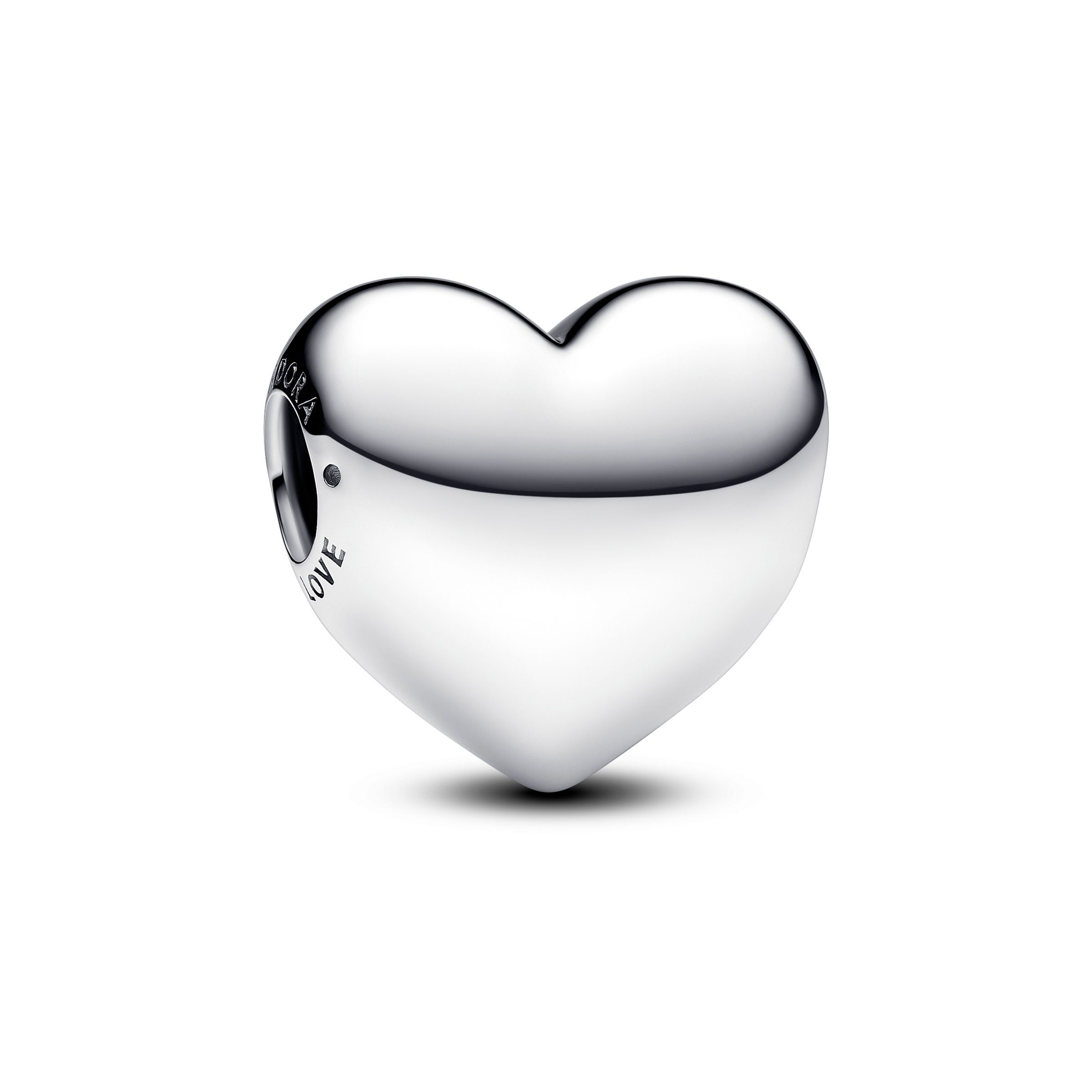 Be Love 可鑄刻大型心形串飾。NT2,880(PANDORA提供)