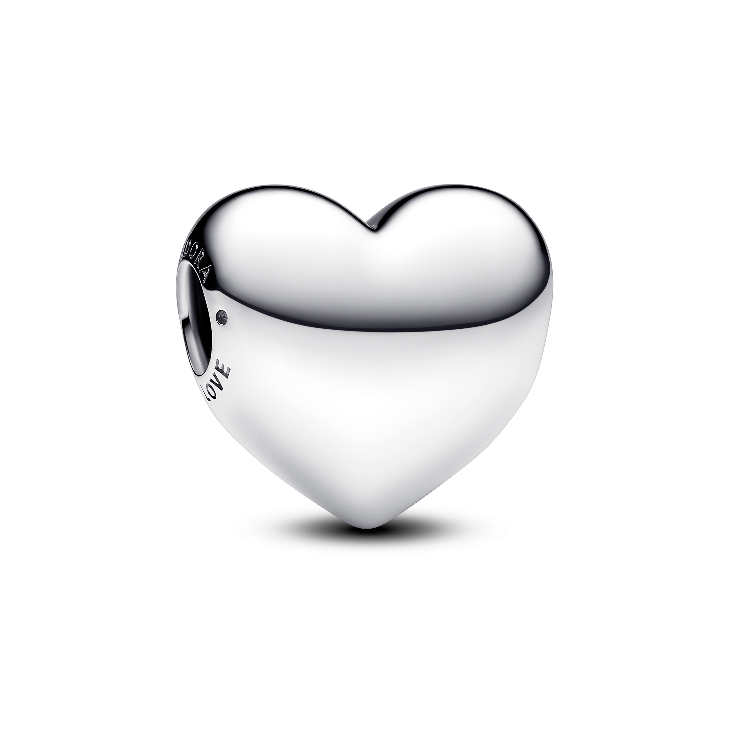 Be Love 可鑄刻大型心形串飾。NT2,880(PANDORA提供)