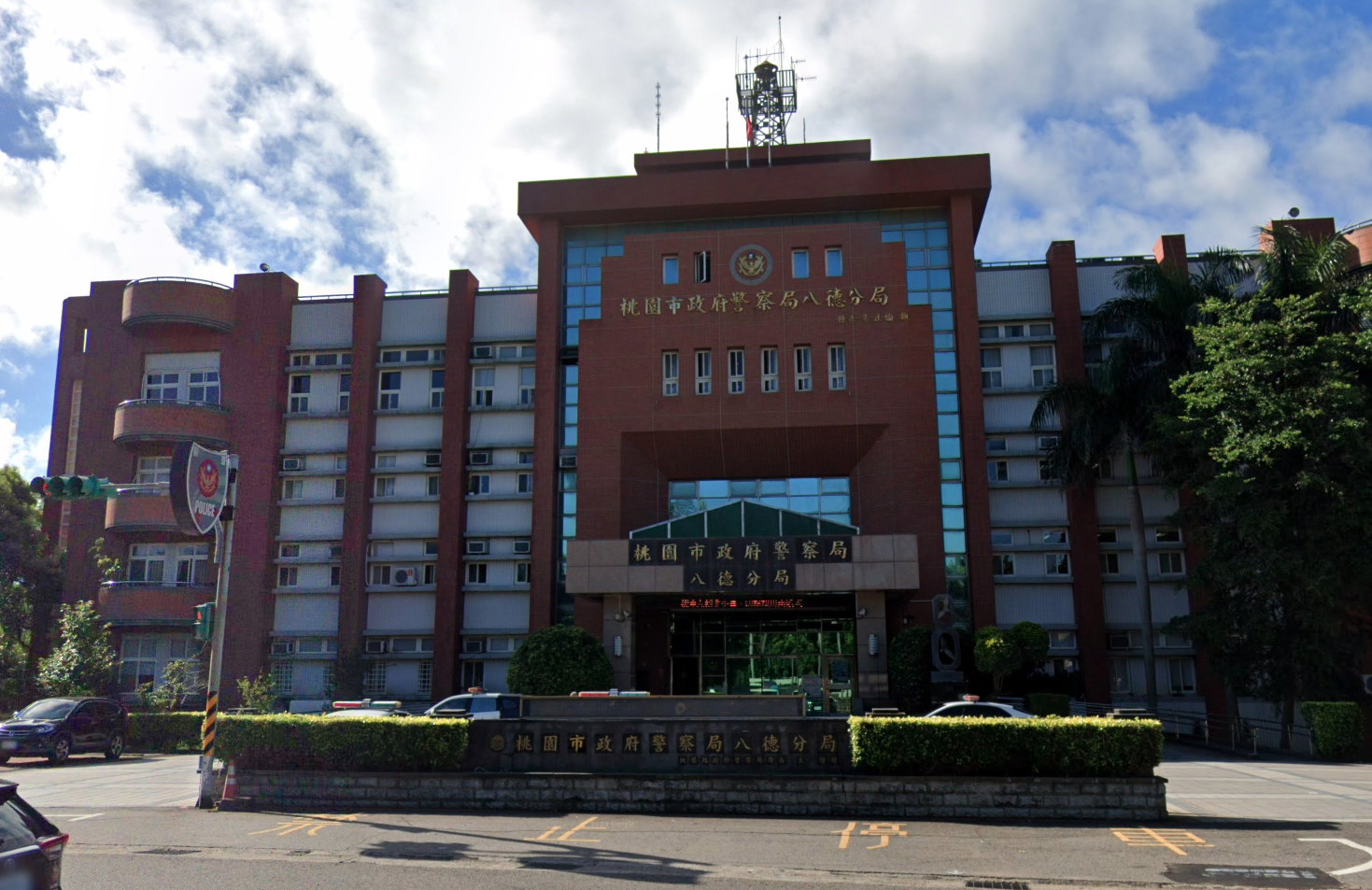 桃園市八德分局八德派出所前副所長曾沛恩2020年間，取締違停時不慎開槍擊斃副駕女乘客，遭家屬提起國家賠償。（翻攝Google Maps）