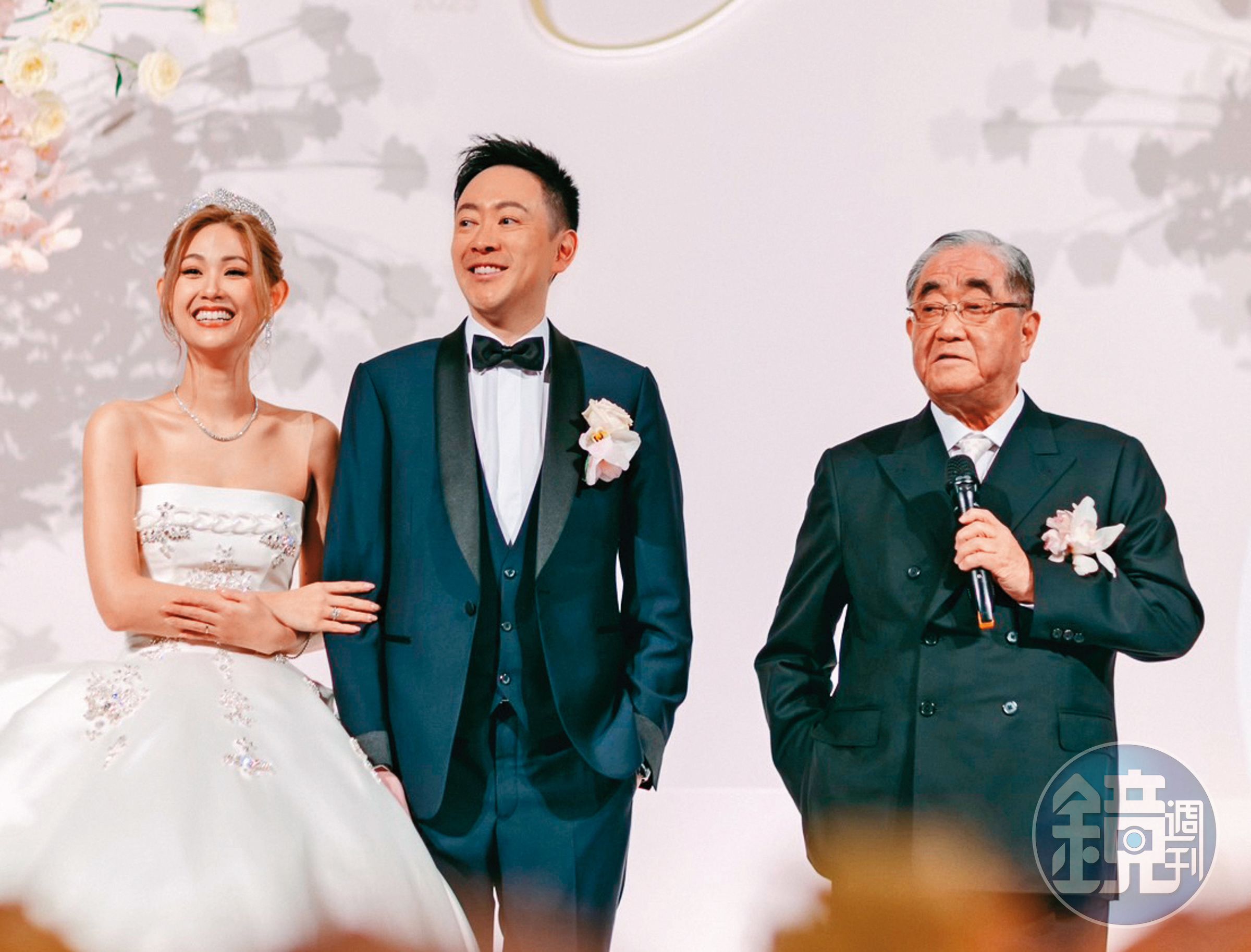 ↑	林明成（右）與兒子（中）、媳婦（左）的表情互有對比而且相當有趣。（讀者提供）