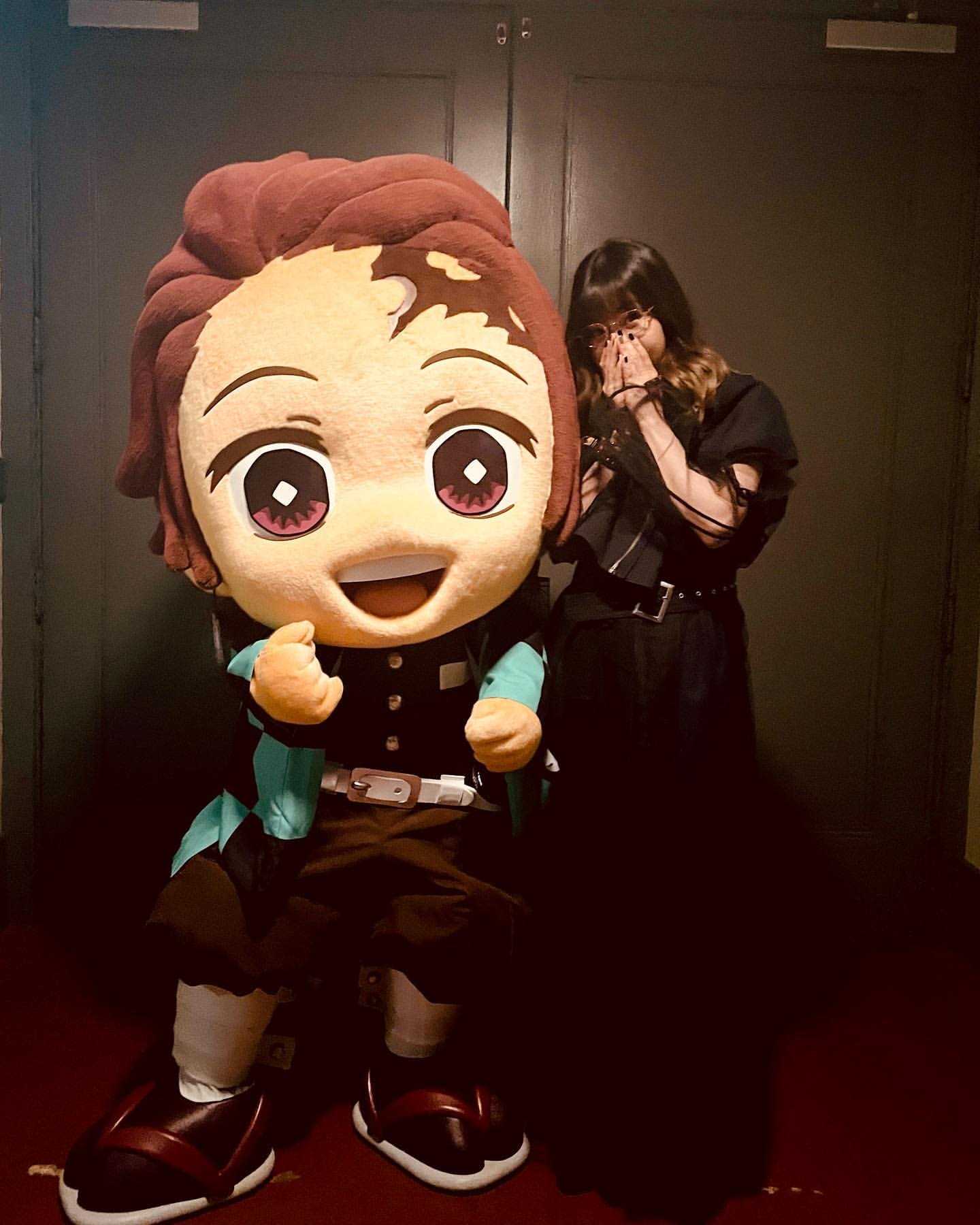 Aimer為《鬼滅之刃 遊郭篇》演唱片頭曲〈殘響散歌〉,串流平台總播放次數突破4億次。(翻攝Aimer Instagram)