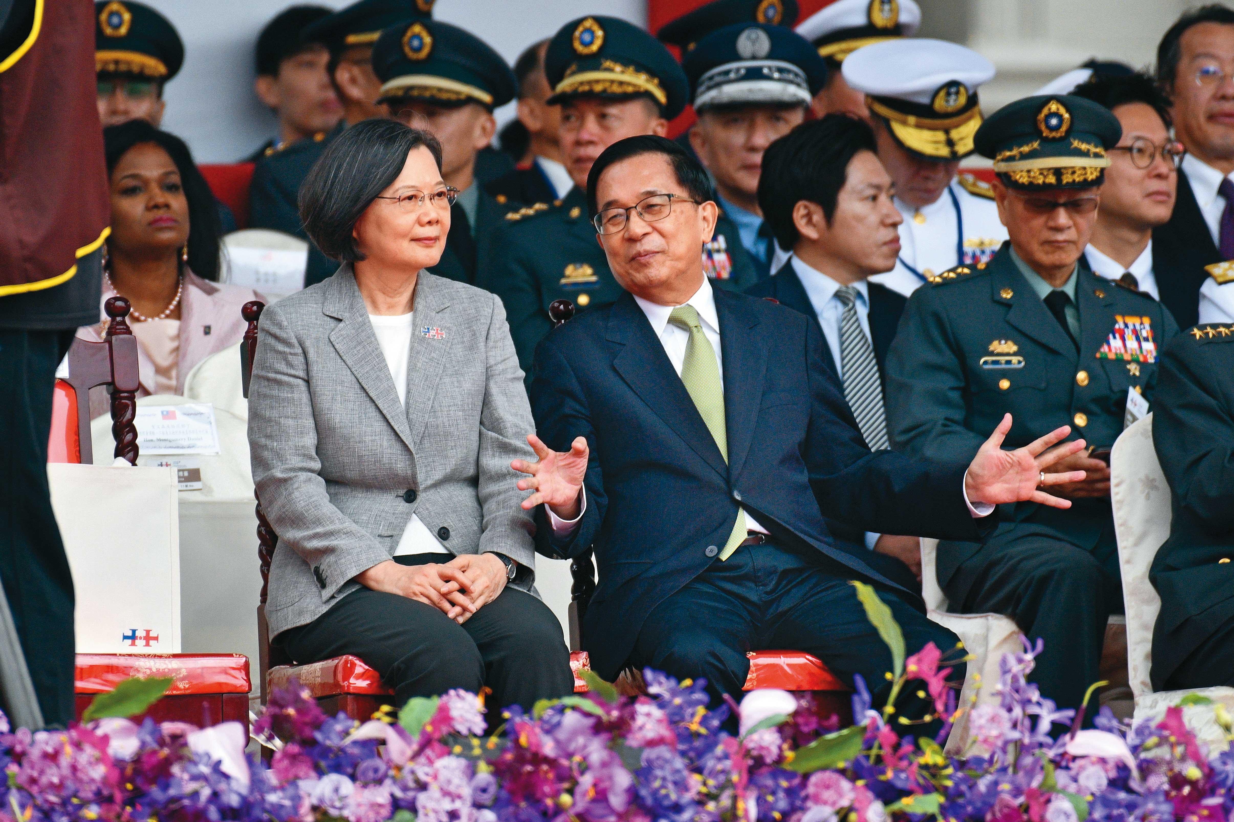 今年的雙十國慶大會，前總統蔡英文與陳水扁坐在一起。