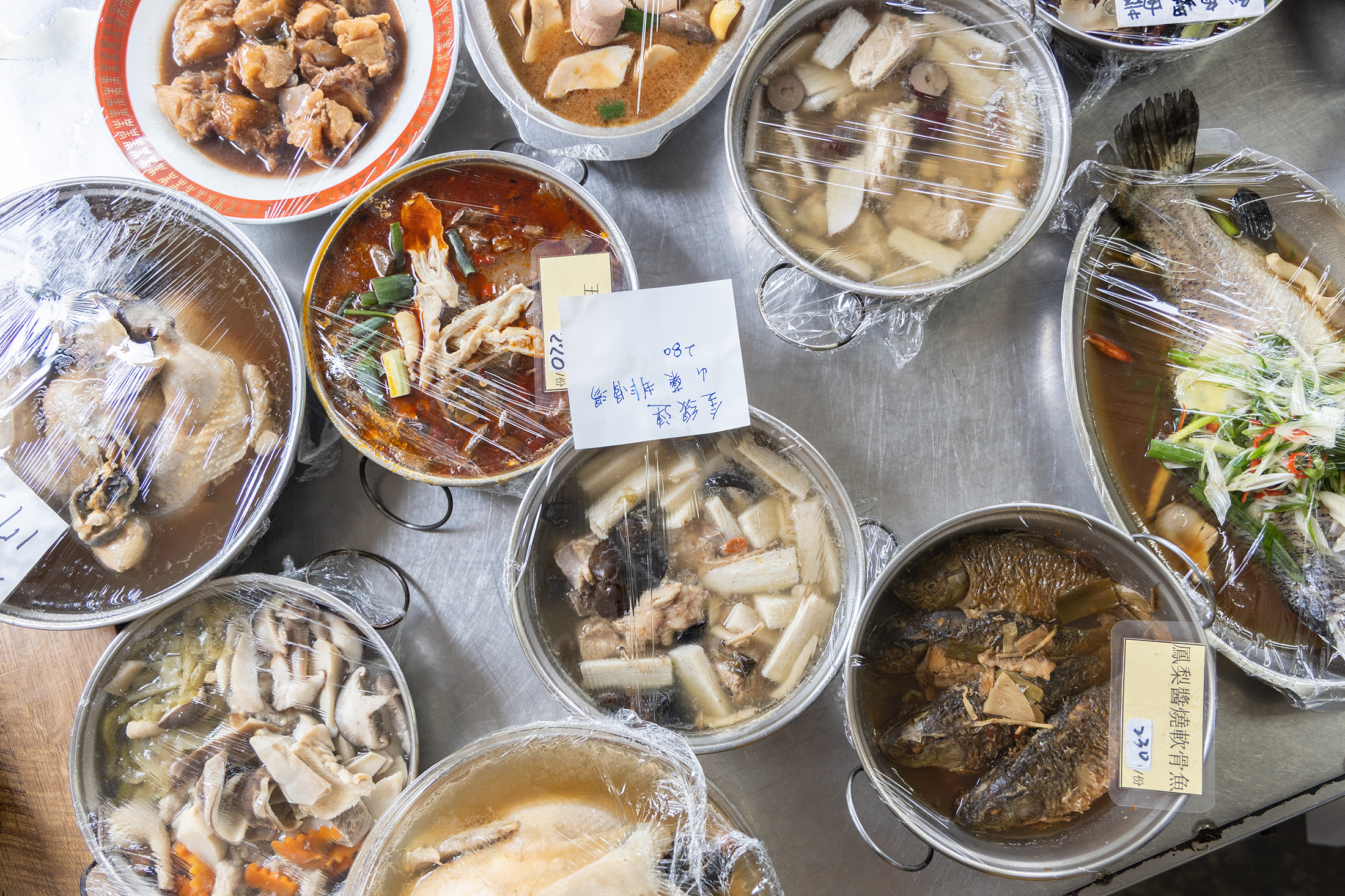 明津現在以提供各種湯品、招牌菜的外帶為主，無法提供內用。