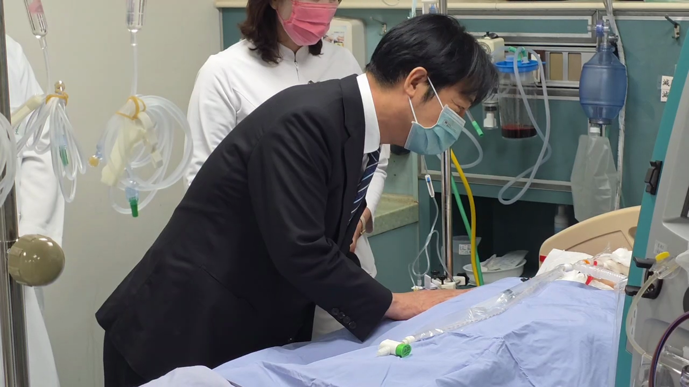 36歲李姓台電人員遭電擊送醫，總統賴清德曾親自探視，並替李男加油打氣。（翻攝畫面）