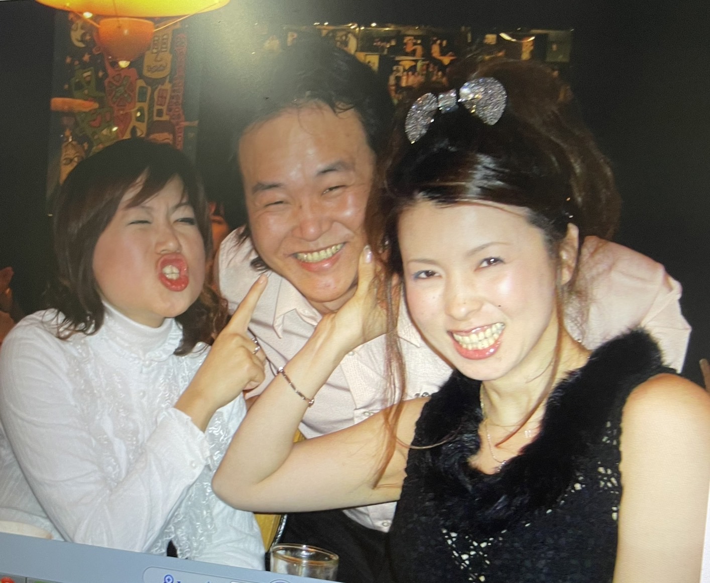 林洲旭曾開美甲館,還是第一屆美甲協會理事長,跟日本美甲業者交流。當年的生活圈跟現在大不同。(林洲旭提供)