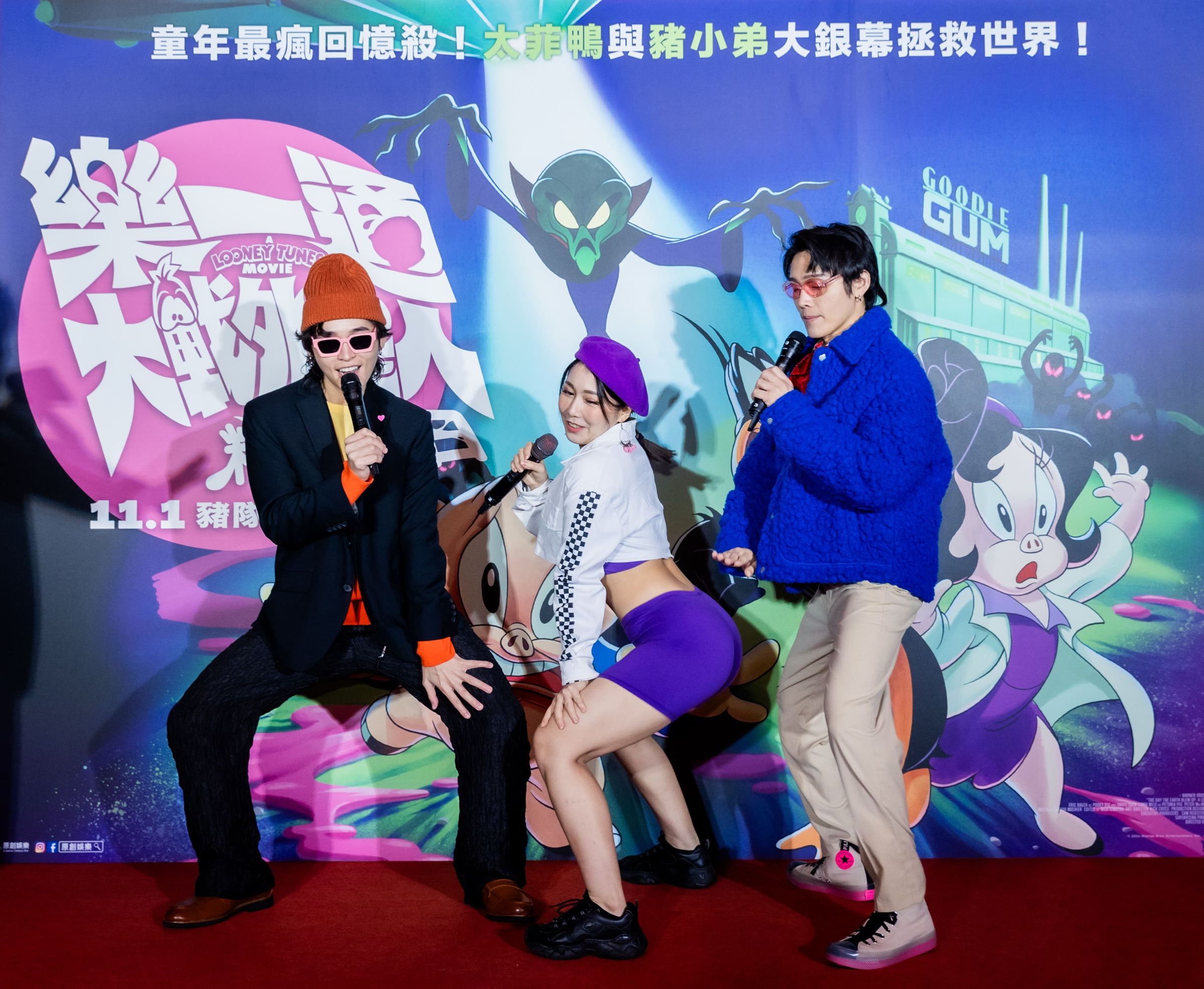 展榮展瑞在舞者Eleen（中）的指揮下，模仿太菲鴨最拿手的扭屁屁動作。（原創娛樂提供）