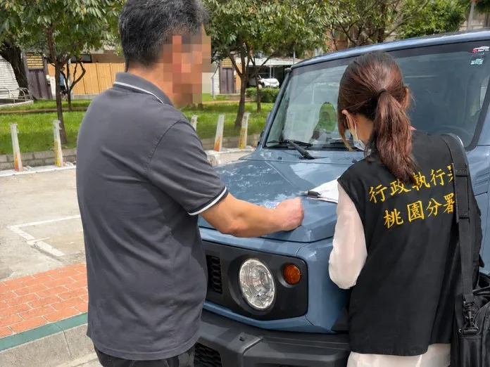 愛車被查封才慌了！寵物店老闆欠繳110筆罰單　急奔超商一次結清4.7萬