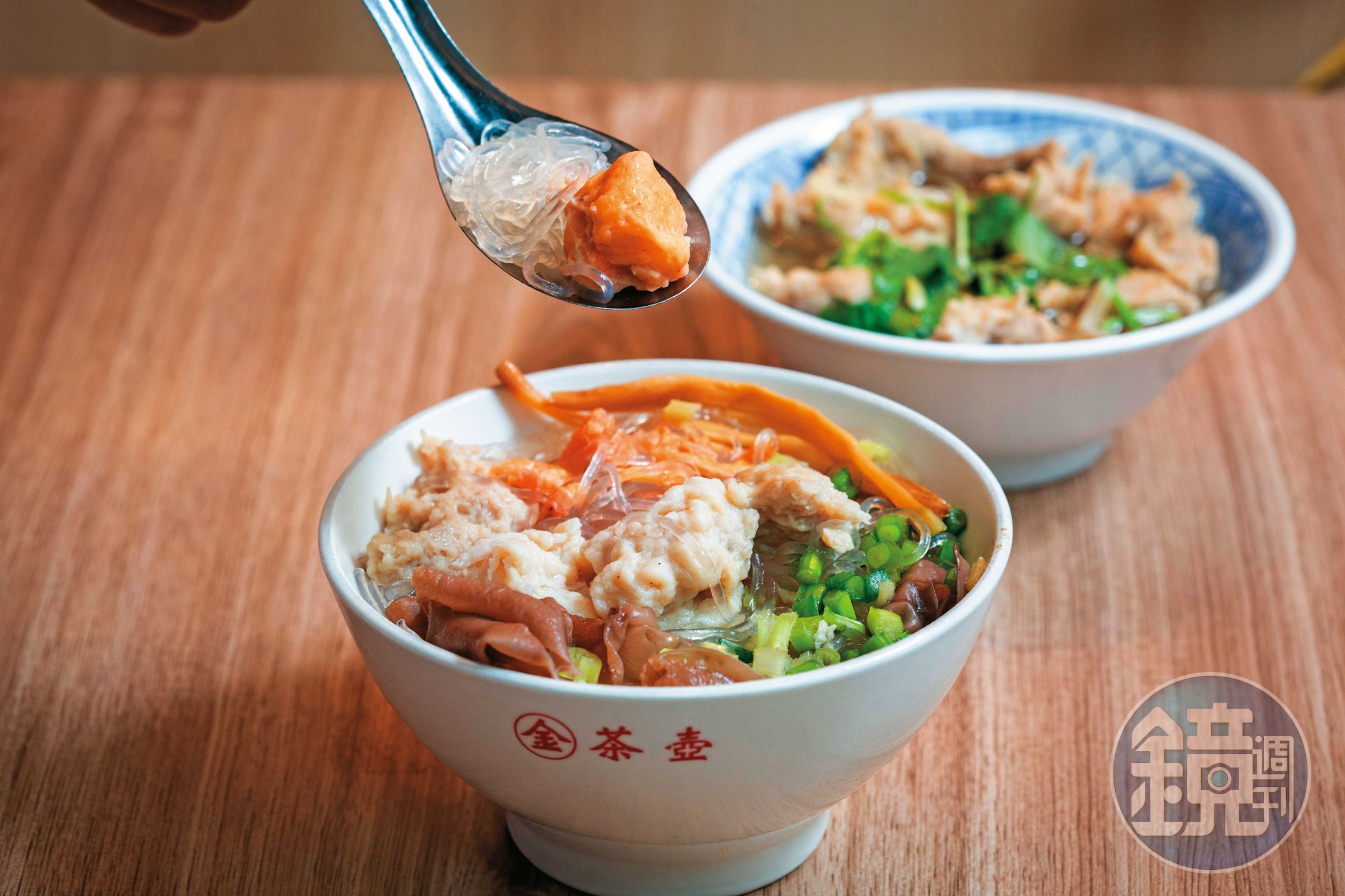 金茶壺八寶冬粉一碗內包含肉羹、花枝羹、蝦仁羹3種羹。(75元/碗)