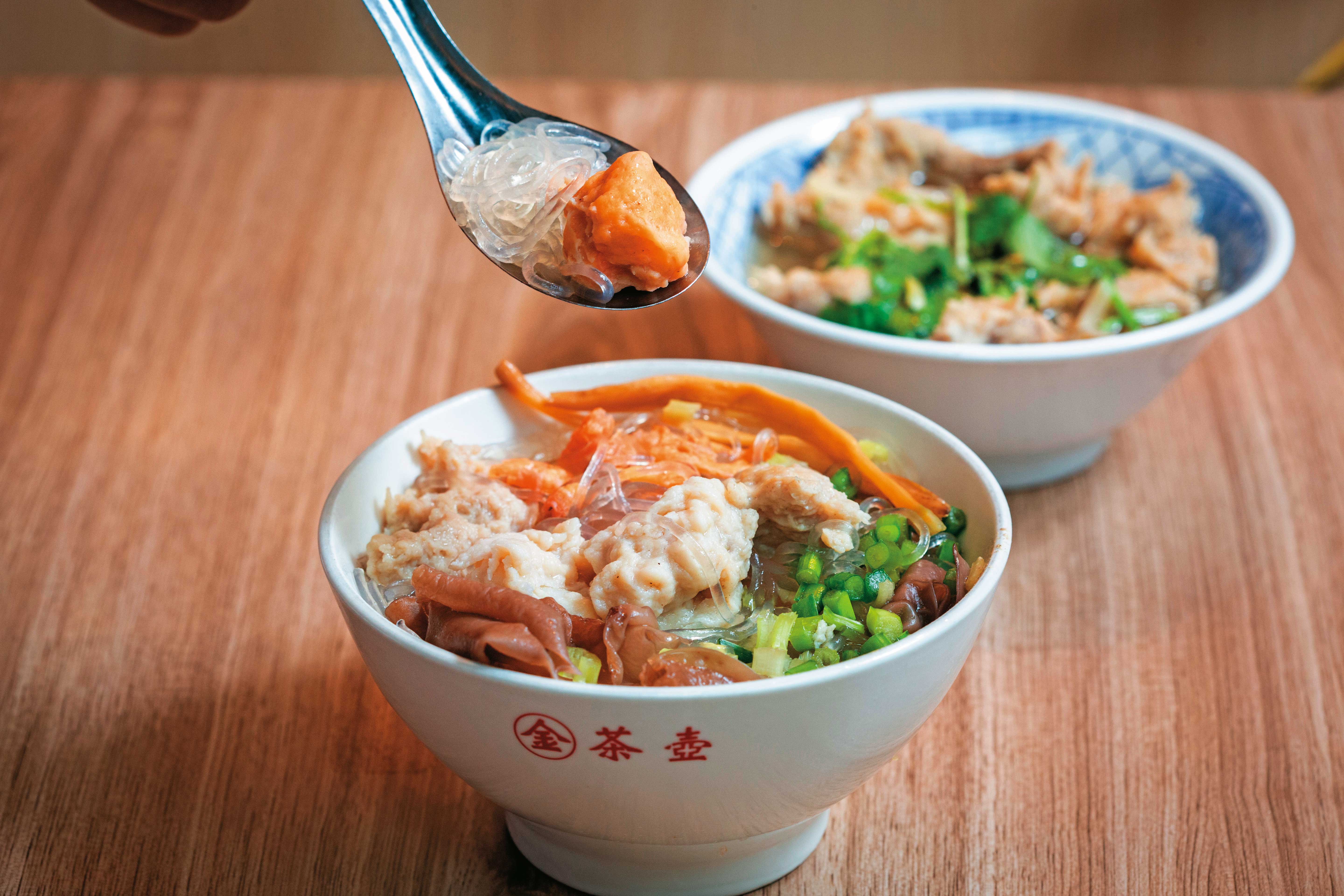 金茶壺八寶冬粉一碗內包含肉羹、花枝羹、蝦仁羹3種羹。（75元／碗）