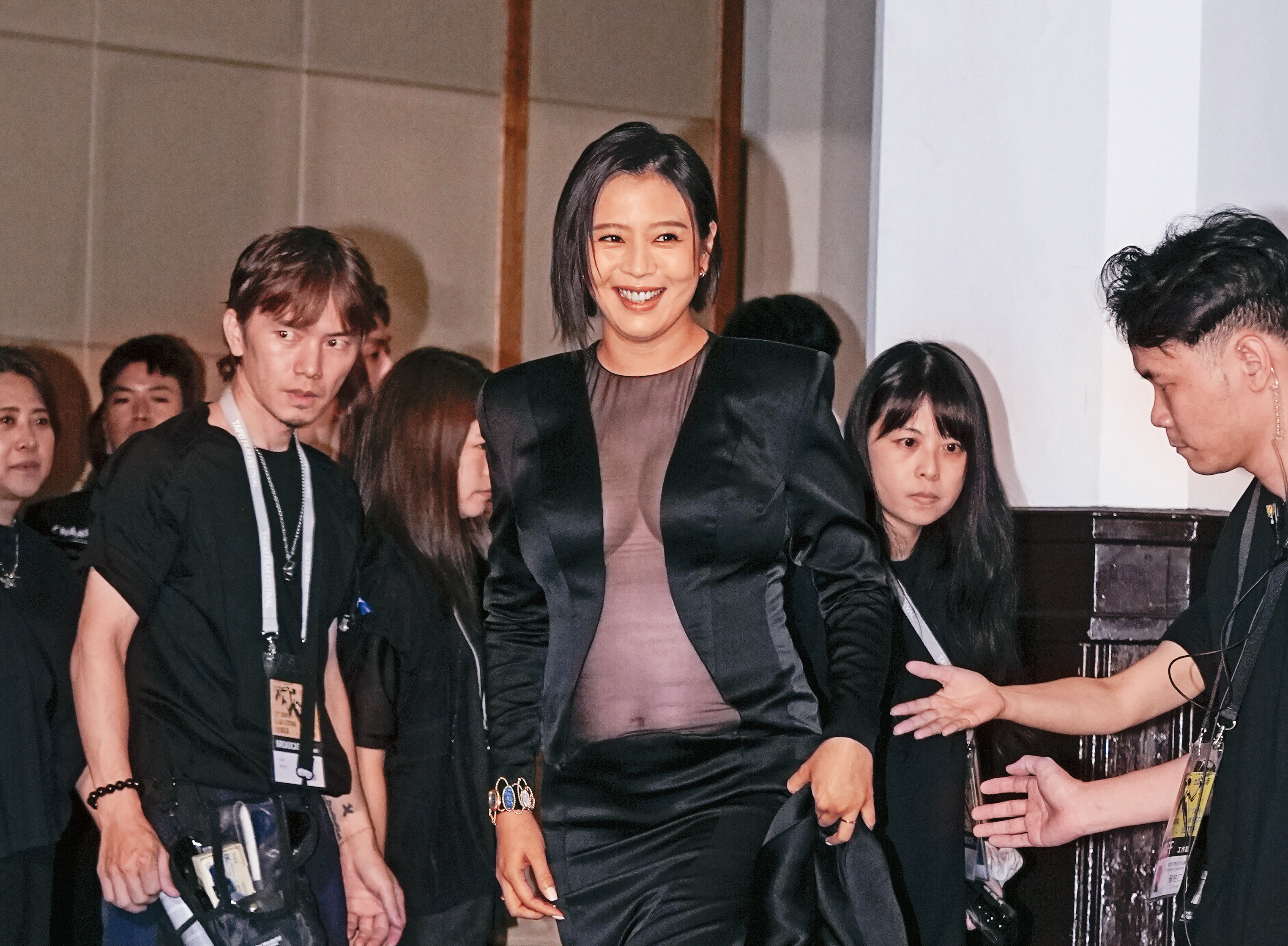 劉品言這身中空薄紗戰袍太火辣，小編要被自己的鼻血滑倒惹。（綜藝摔）