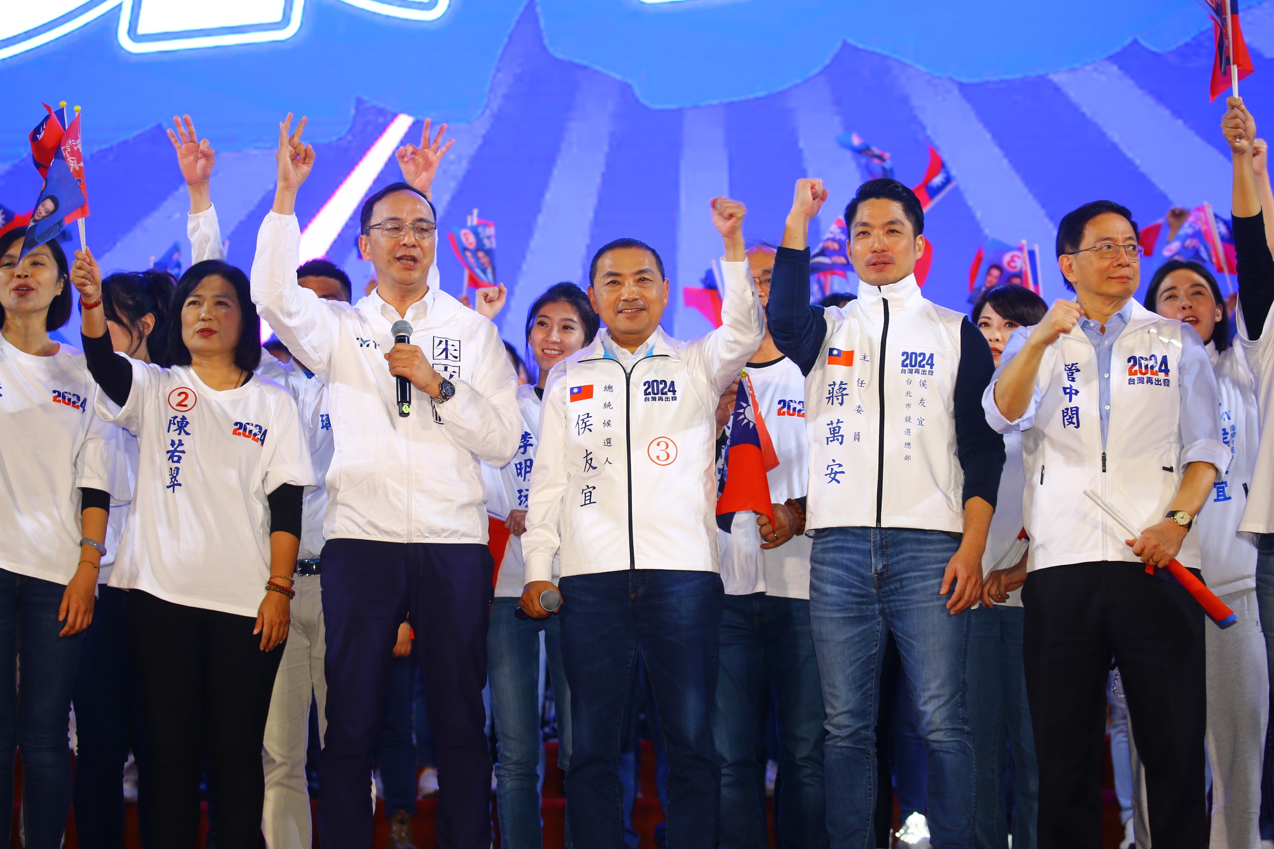 蔣萬安（右二）出席國民黨於高雄市舉辦的造勢活動，喊話力挺侯友宜、趙少康。