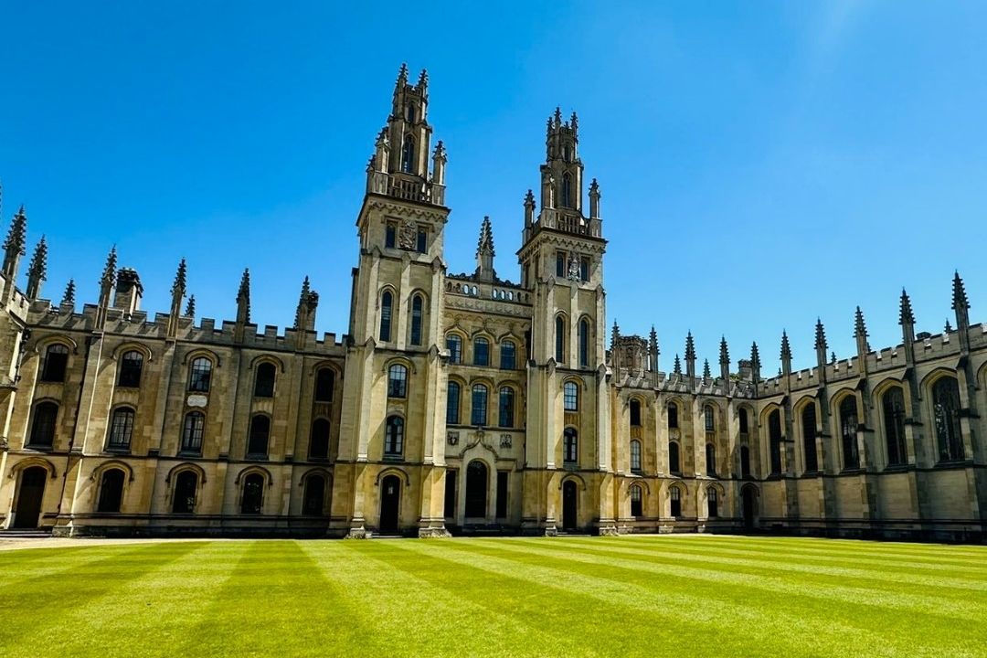 牛津大學學生們在考完試後紛紛從橋上跳入泰晤士河中慶祝。（翻攝自牛津大學臉書）