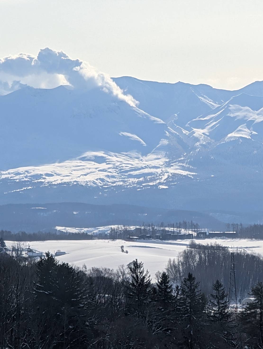 薰衣草森林集團的全新旅宿品牌「Adagio Retreat緩慢瑞萃」，首間選址北海道美瑛十勝岳，以結合自然環境的分散式空間配置及體驗策展為核心概念。（薰衣草森林提供）