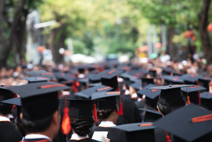 最新研究打破留學迷思，攻讀美國社工、心理與教育等熱門研究所，投資報酬率極低甚至為負；反觀醫科、法律與藥學則是吸金保證，薪資最高狂飆近3倍。（示意圖，東方IC）