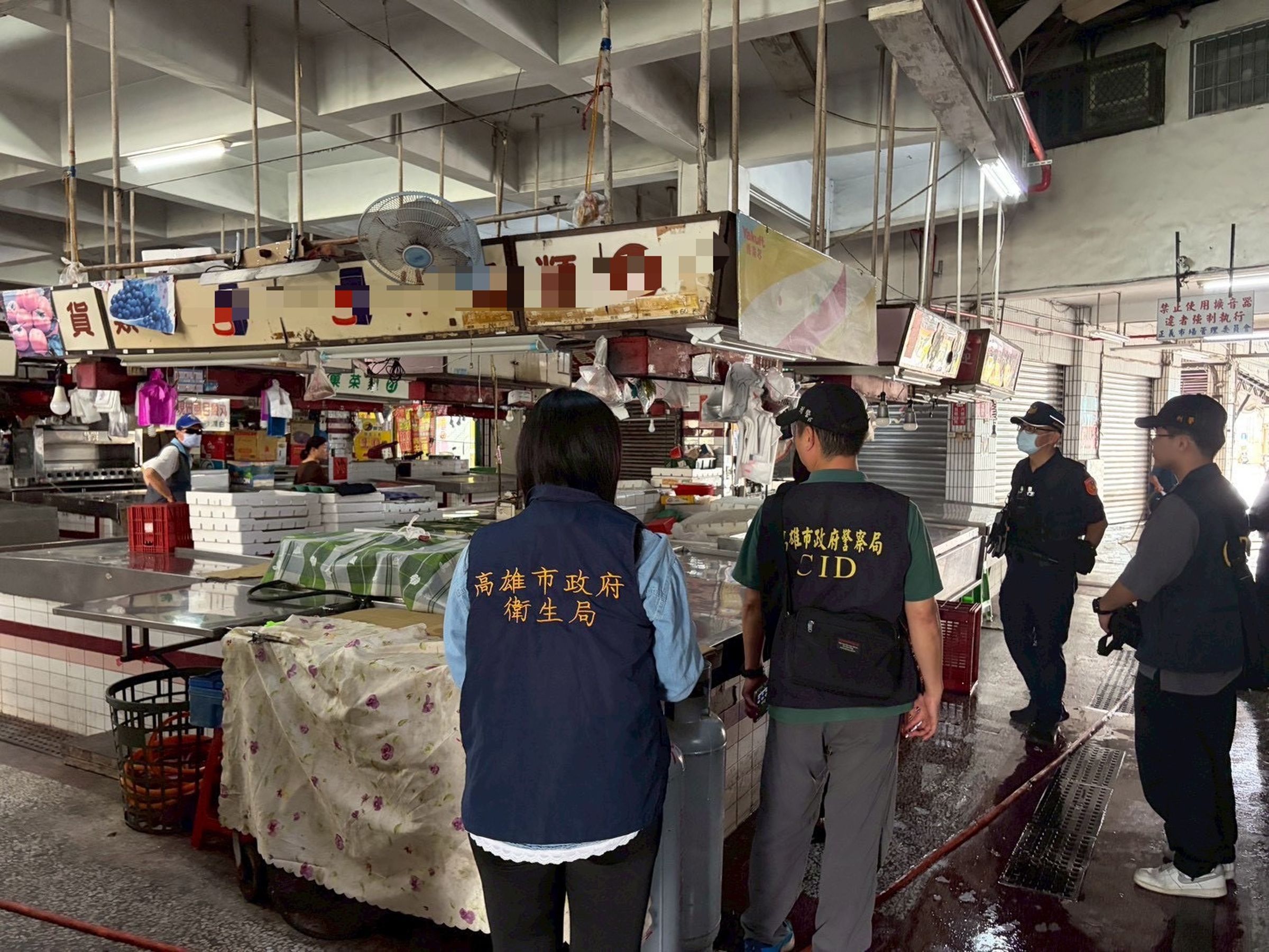 高雄市正義市場春捲攤販爆食物中毒案件,如今就醫人數持續攀升,截至今日傍晚已累計140人,其中31人住院、10人急診待床、8人留觀中。(高雄市衛生局提供)