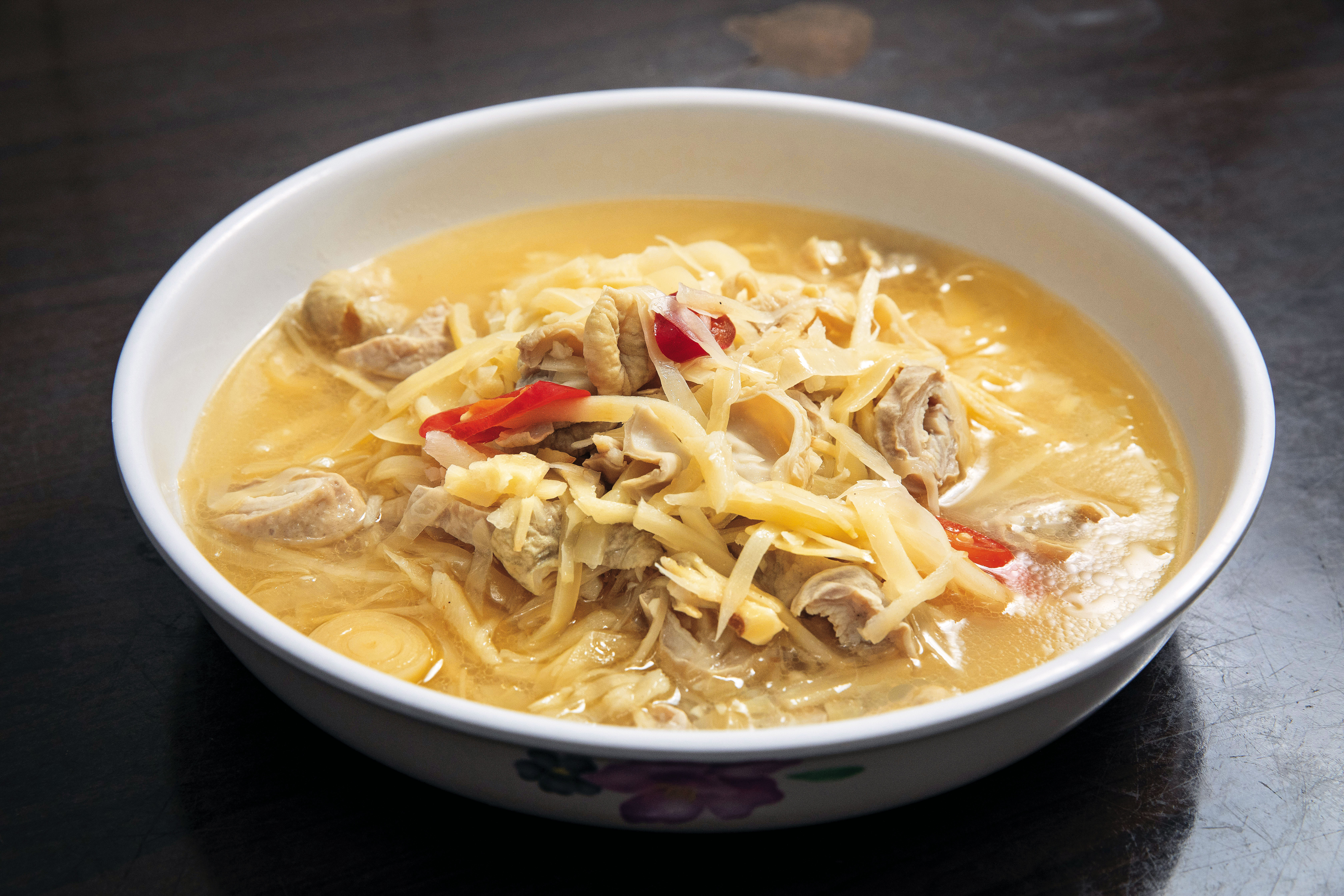 筍絲大腸使用江明苓自家種的竹筍醃製，酸香開胃下飯。（350元／大份）