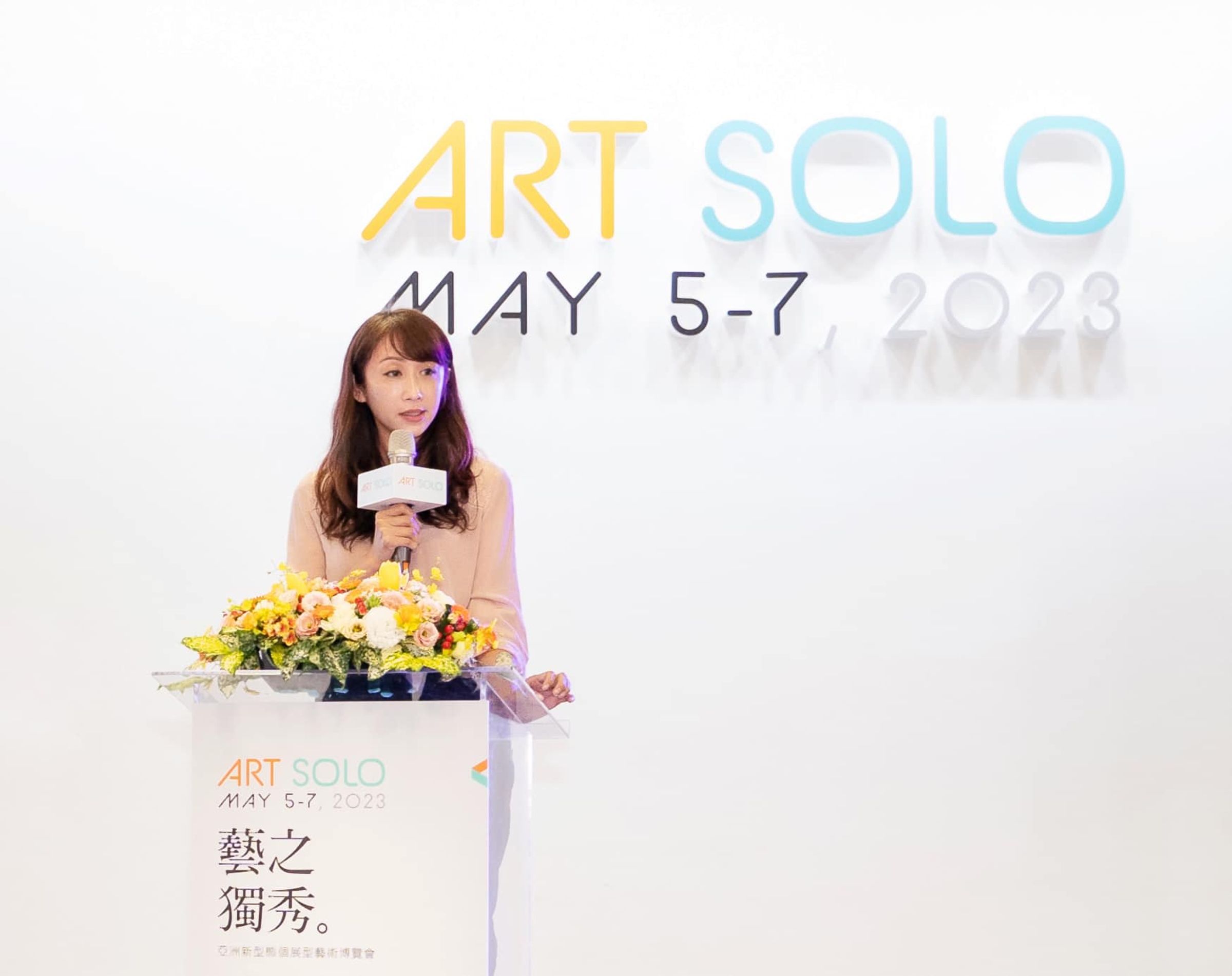 立委候選人許淑華在中華民國畫廊協會舉辦的「ART SOLO藝之獨秀藝術博覽會」開幕預展上致詞。(圖/許淑華臉書)