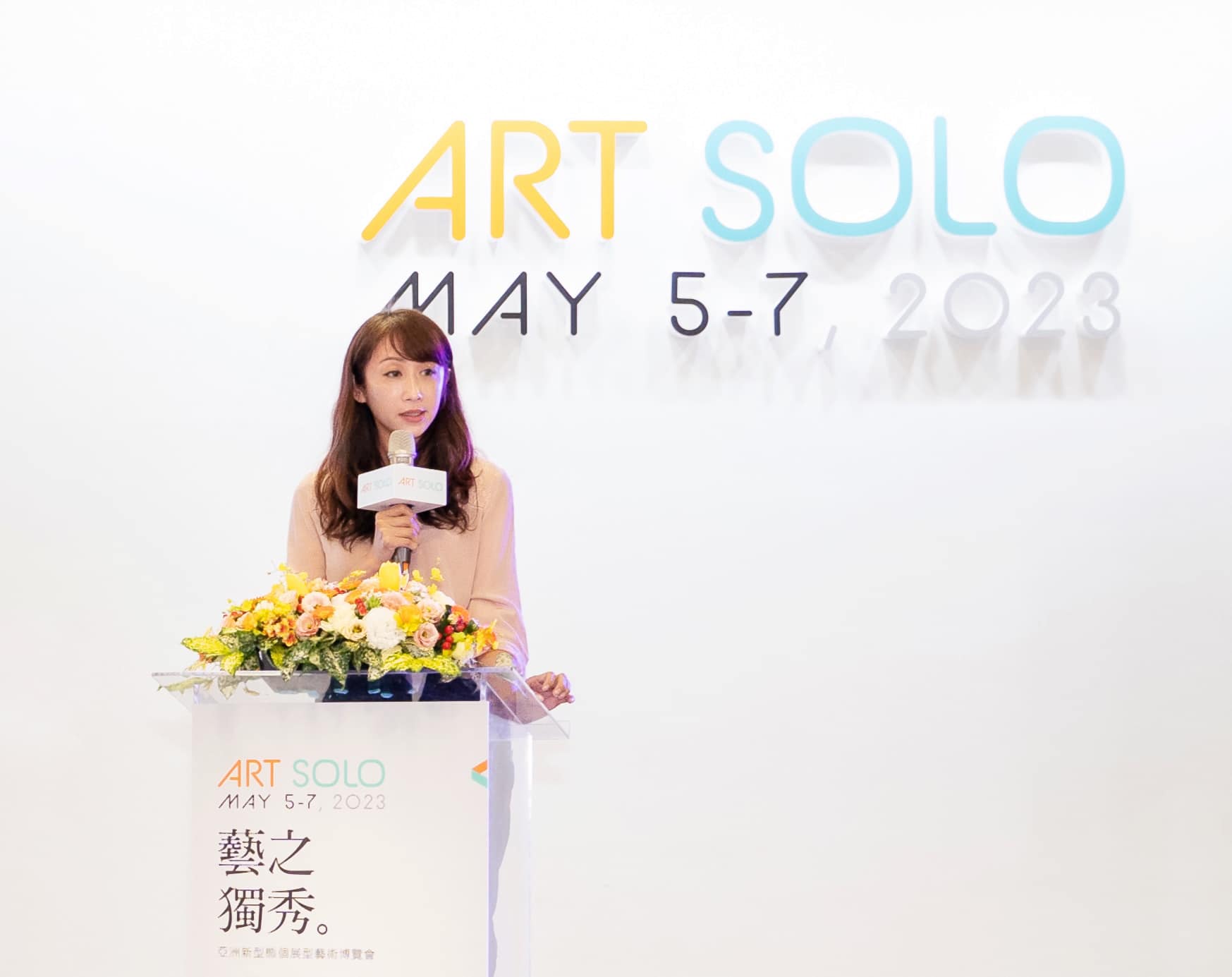 立委候選人許淑華在中華民國畫廊協會舉辦的「ART SOLO藝之獨秀藝術博覽會」開幕預展上致詞。（圖/許淑華臉書）