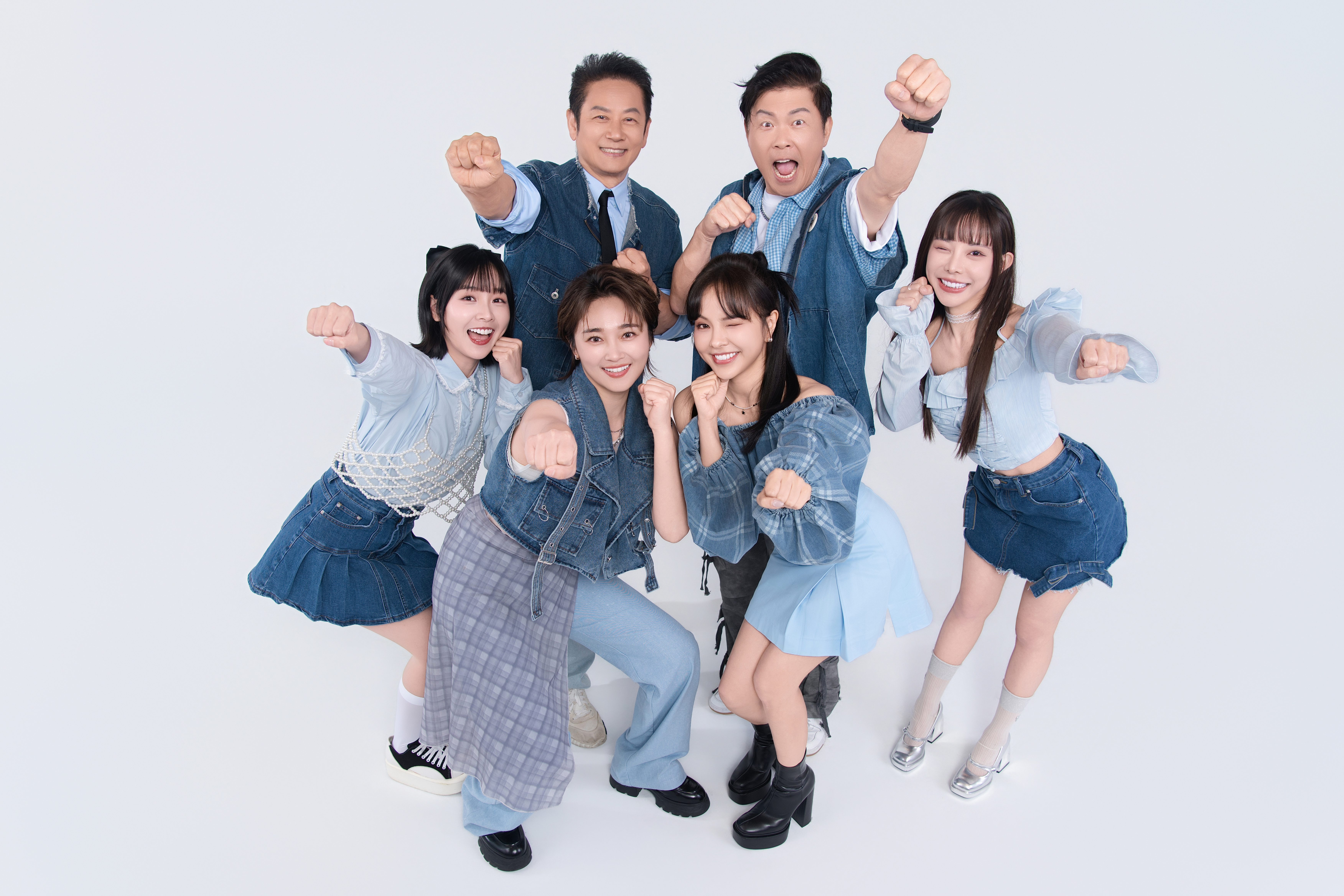 《天才衝衝衝》收視破2,主持群進棚拍宣傳照。(華視提供)