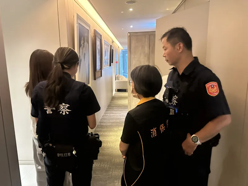 韓國藝匠無預警停業,消保官昨日到場稽查。(台北法務局提供)