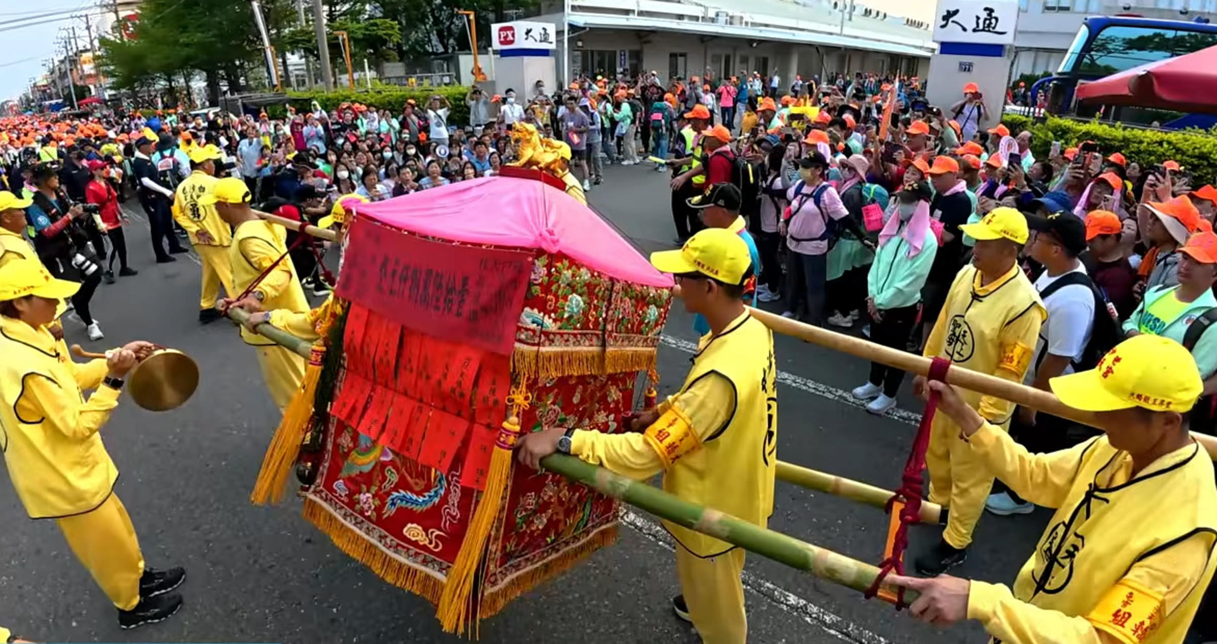 白沙屯媽祖進香活動今(16日)邁入第4天,沿途信眾虔誠跟隨,發生不少動人故事。(翻攝自YouTube/白沙屯媽祖網路電視台)