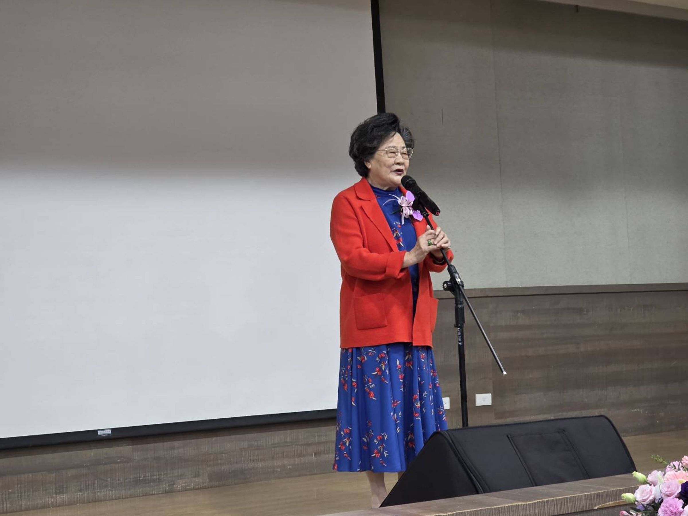 編劇家張永祥遺孀張任芝蘭花二年時間編撰《編劇泰斗張永祥先生回憶與回顧》專書,並於12日正式發表(台北市電影委員會提供)