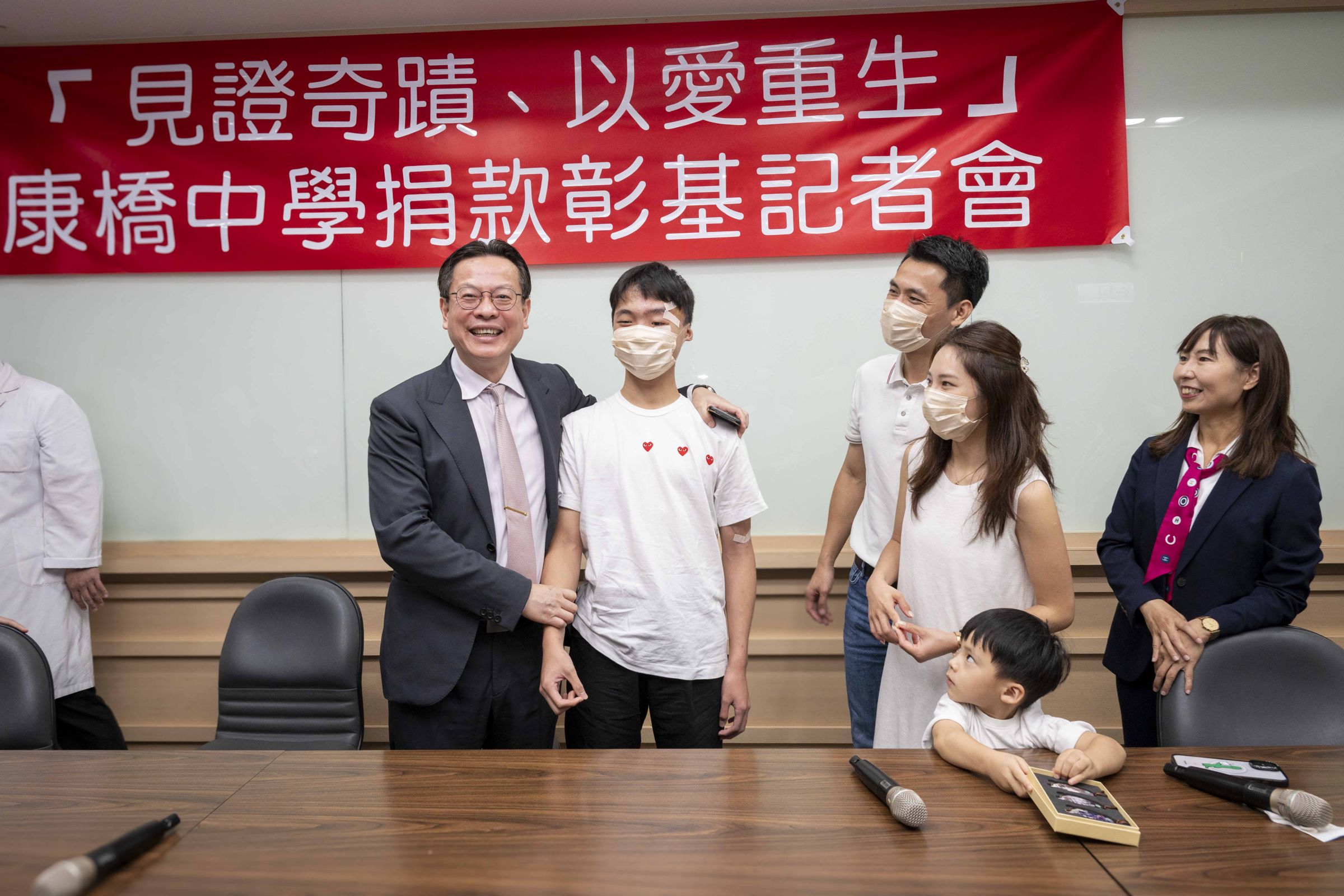 彰基醫學中心總院長陳穆寛與傷勢回穩的顏姓學生合照。(彰化基督教醫院提供)