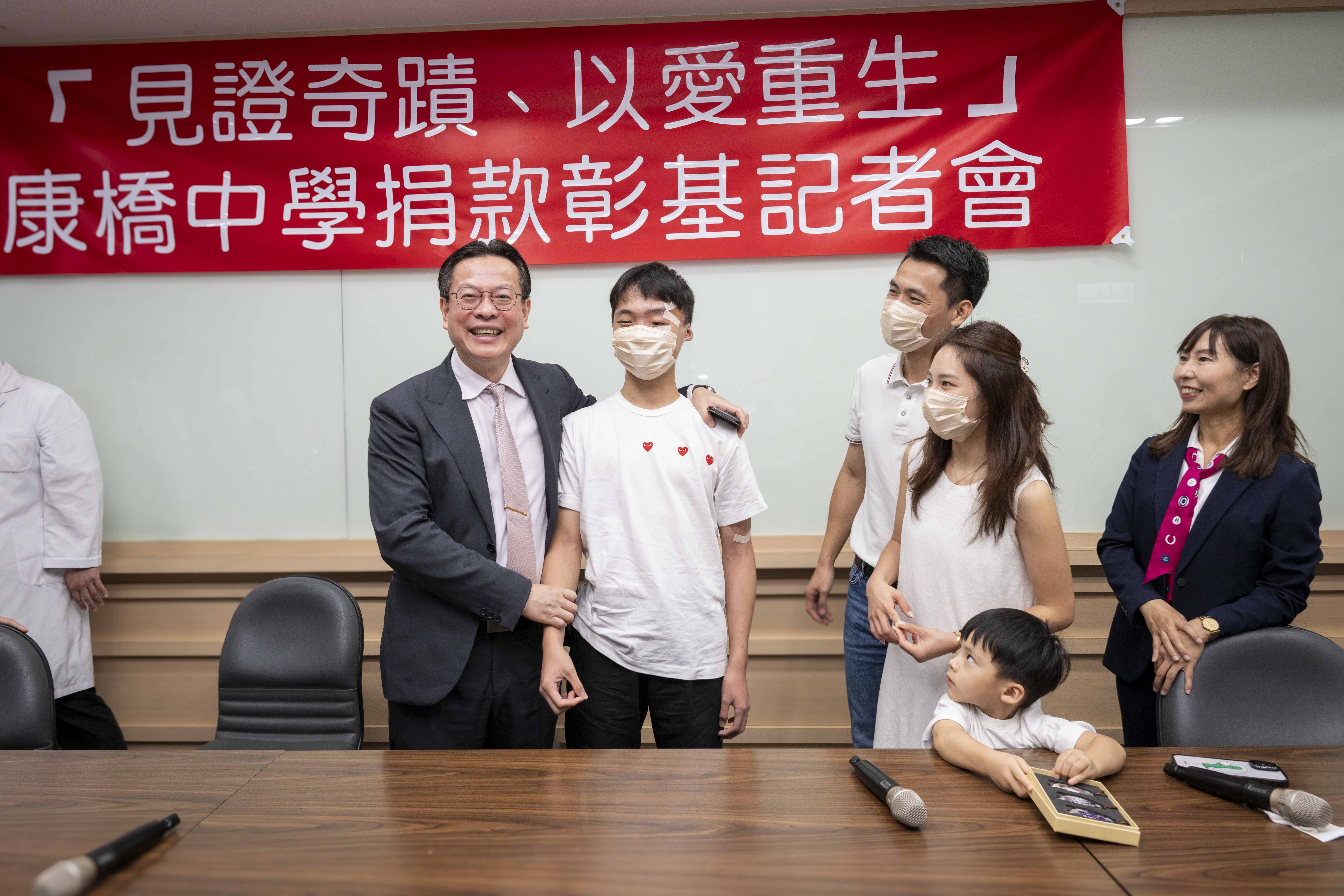 彰基醫學中心總院長陳穆寛與傷勢回穩的顏姓學生合照。(彰化基督教醫院提供)