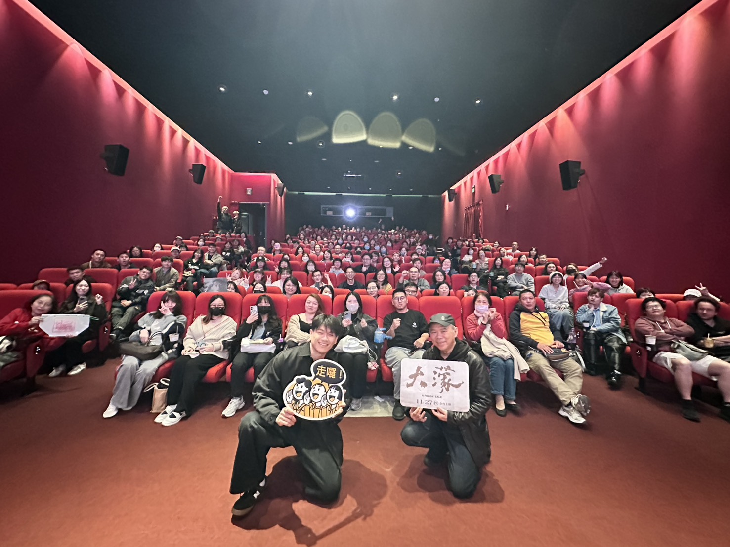 男主角港星柯煒林（左）昨（22）日冬至特地飛抵台灣工作，主動向導演陳玉勳（右）提議跑影人場。（華文創提供）