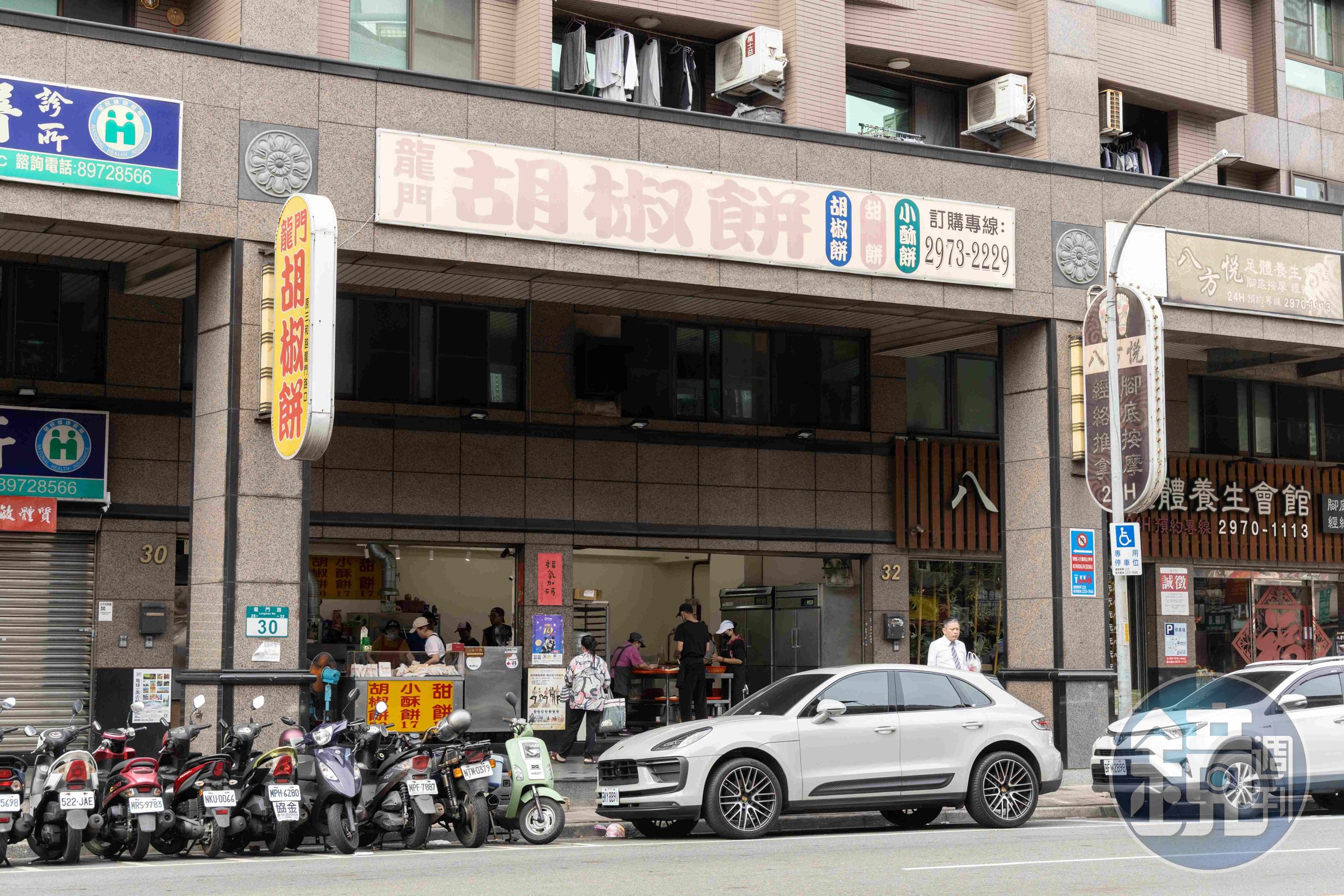 「龍門胡椒餅」只賣胡椒餅、鹹酥餅和甜餅三樣東西。