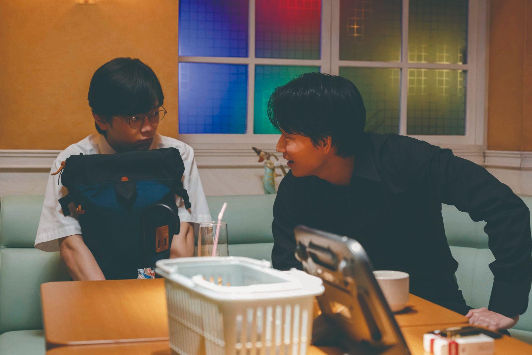 綾野剛（右）在新片《去唱卡拉OK吧！》飾演不太會唱歌的黑幫老大，纏上國中生齋藤潤學唱歌。（天馬行空提供）