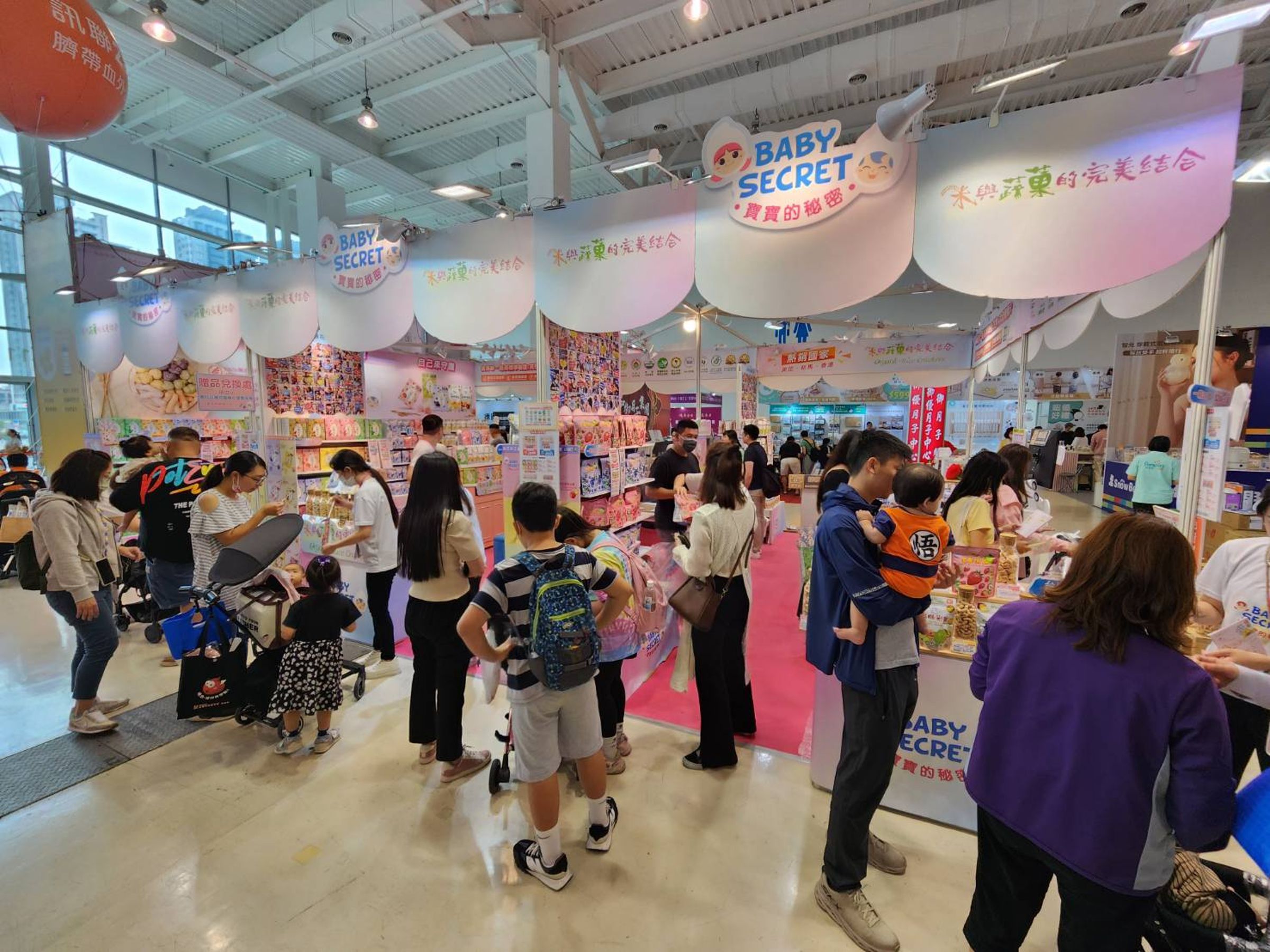 牧菓國際擁有目前台灣唯一一座全有機、全素食、無法定過敏原的有機永續工廠，圖為婦幼展參觀盛況。（寶寶的秘密 Baby Secret）