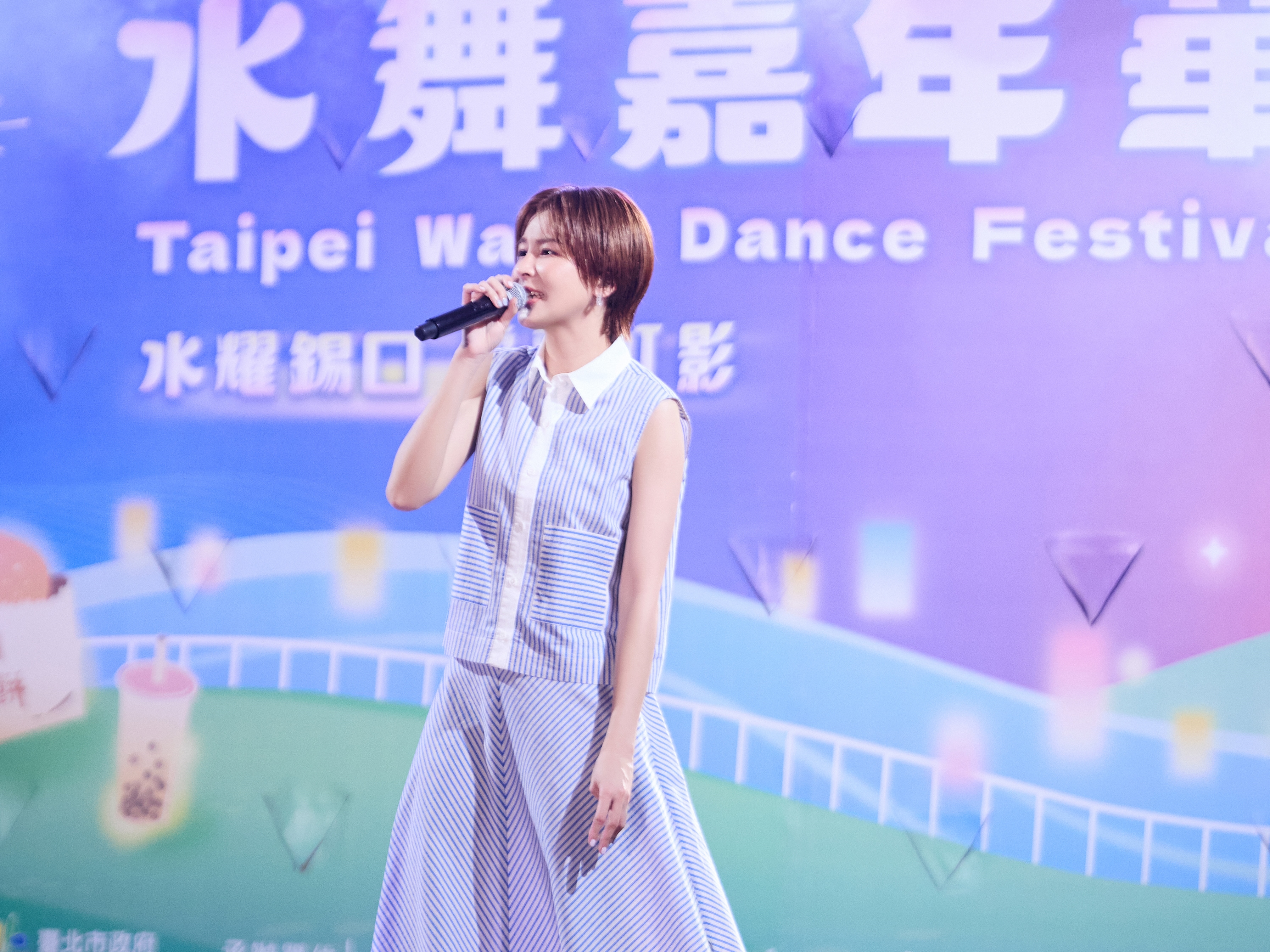 曾沛慈在台北水舞嘉年華演出。（華研提供）