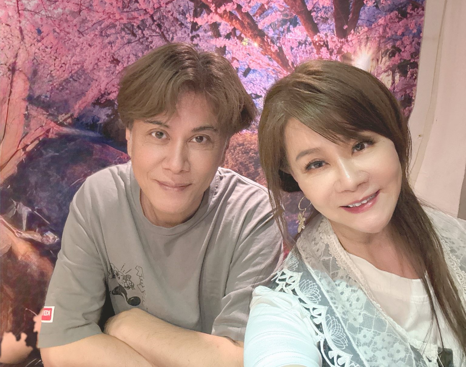 江志豐（左）突傳病危，台語天后龍千玉（右）火速到家探視弟弟，所幸身體狀況已逐漸穩定，粉絲在社群平台留言關心。（翻攝自臉書／龍千玉粉絲團 - Linda fans club）