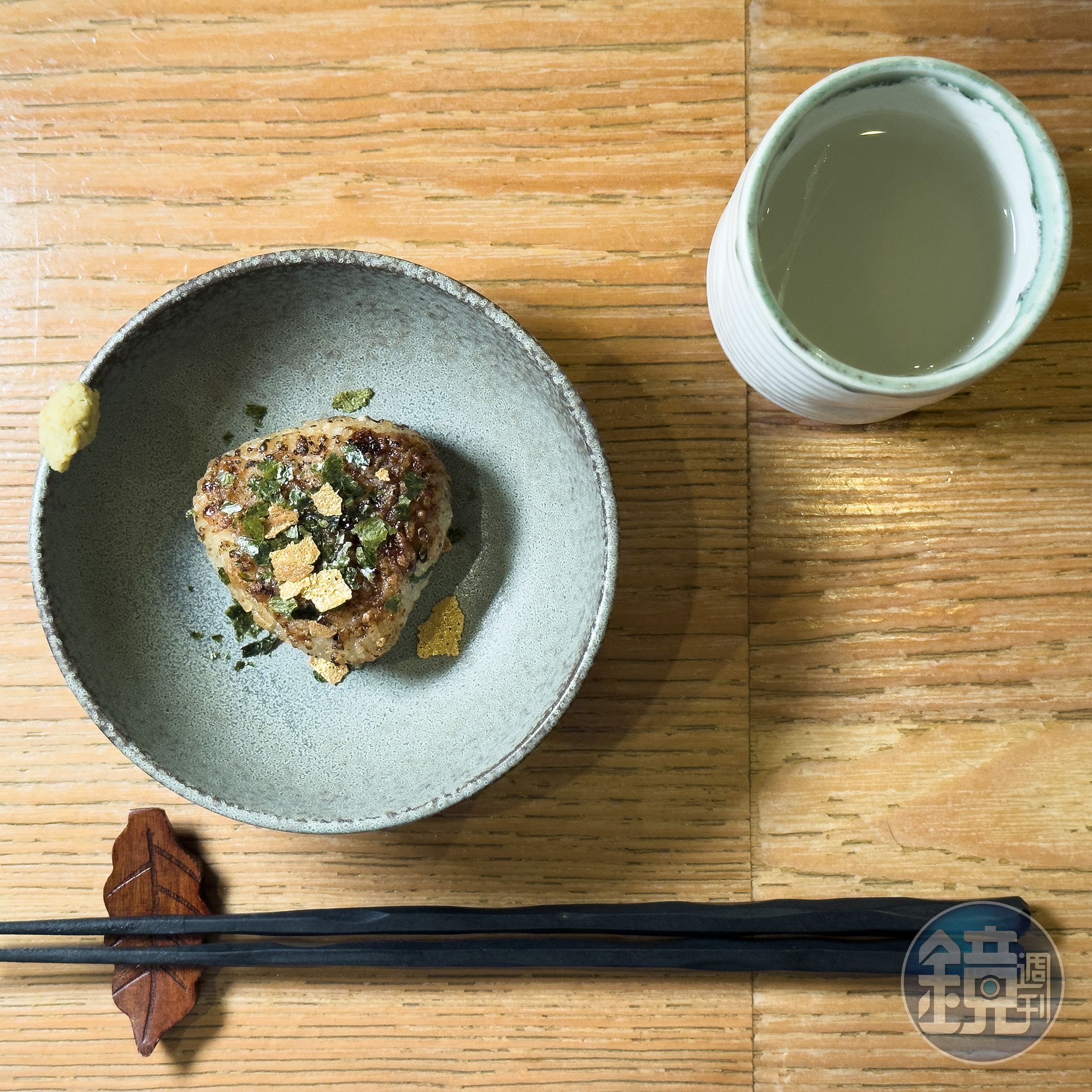 餐廳建議先品嘗「鳥喜雞湯」（右上）與「烤飯糰」（左下）各自的原味，再將雞湯倒入化作茶泡飯，一道料理展現兩種不同層次。