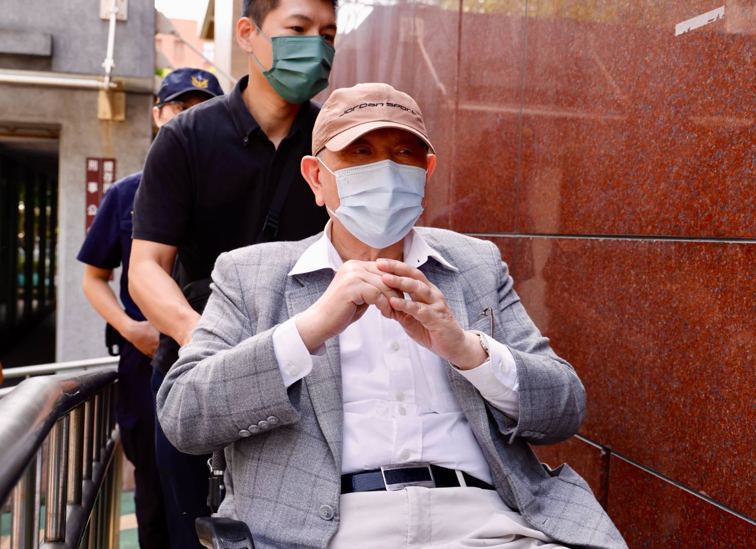 沈慶京恰巧找學者撰文挺京華城容積率。